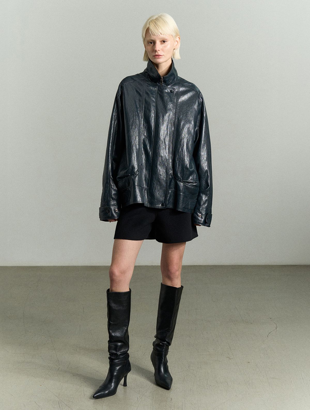 리이(RE RHEE) FUNNEL NECK VEGAN LEATHER JACKET MIDNIGHT NAVY