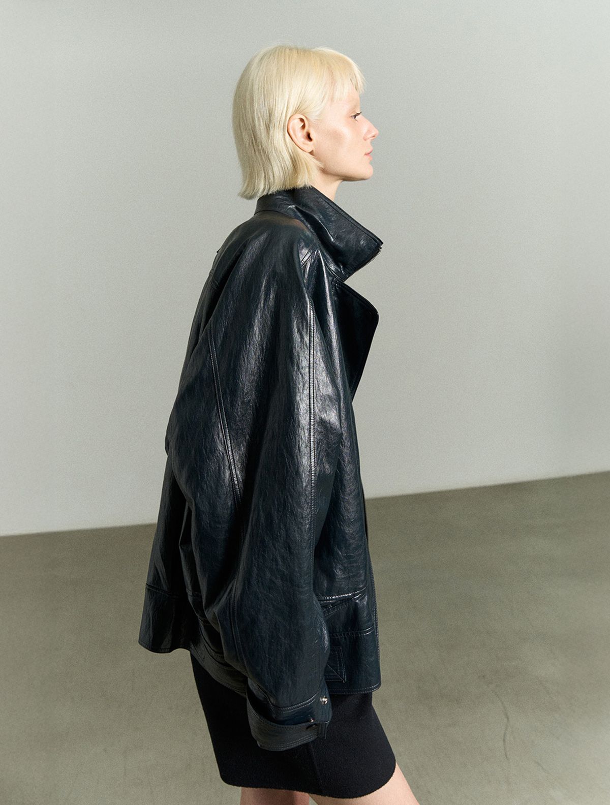 리이(RE RHEE) FUNNEL NECK VEGAN LEATHER JACKET MIDNIGHT NAVY