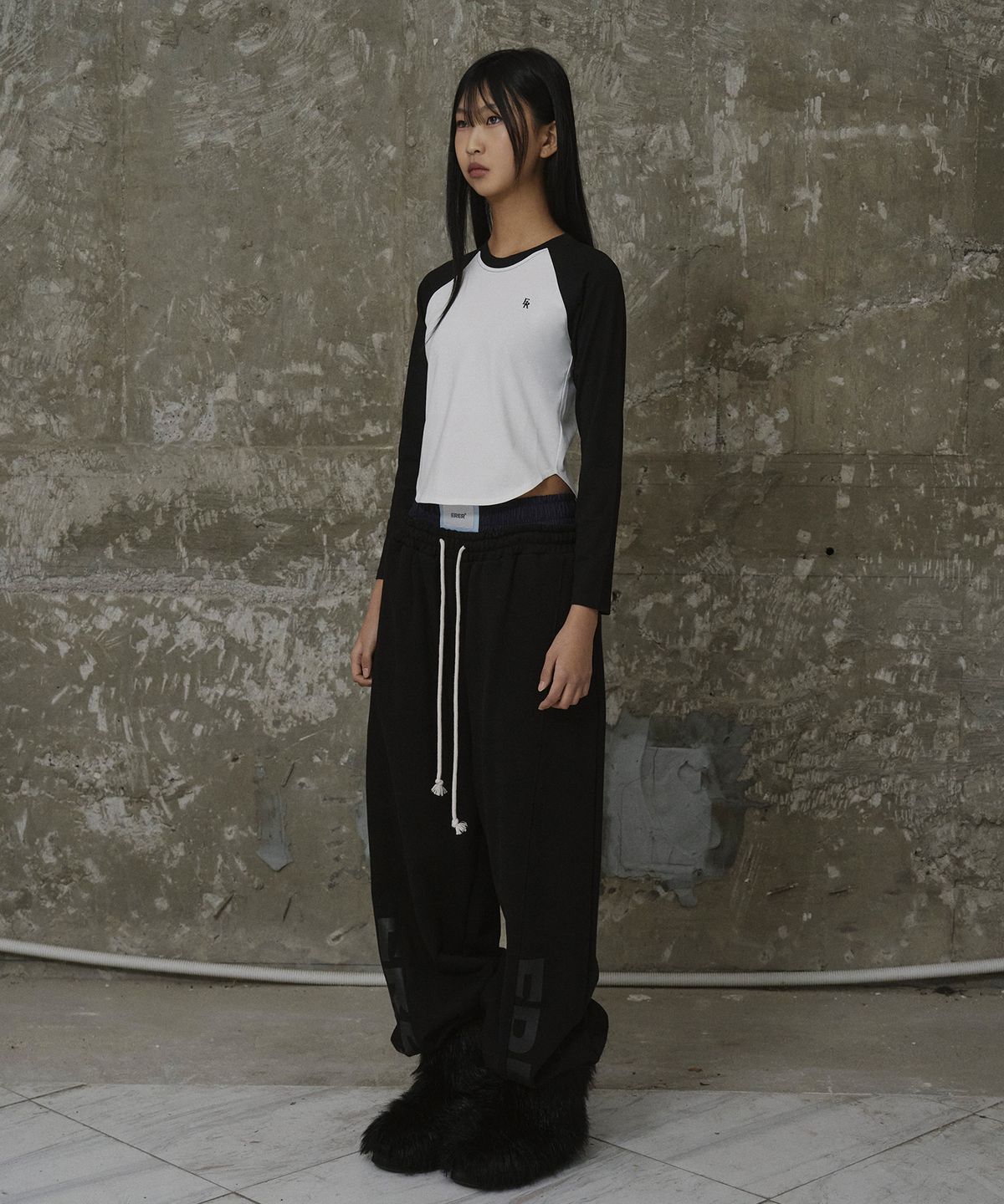 에르에르(ERER) Embroidered Logo Raglan T-Shirt Black