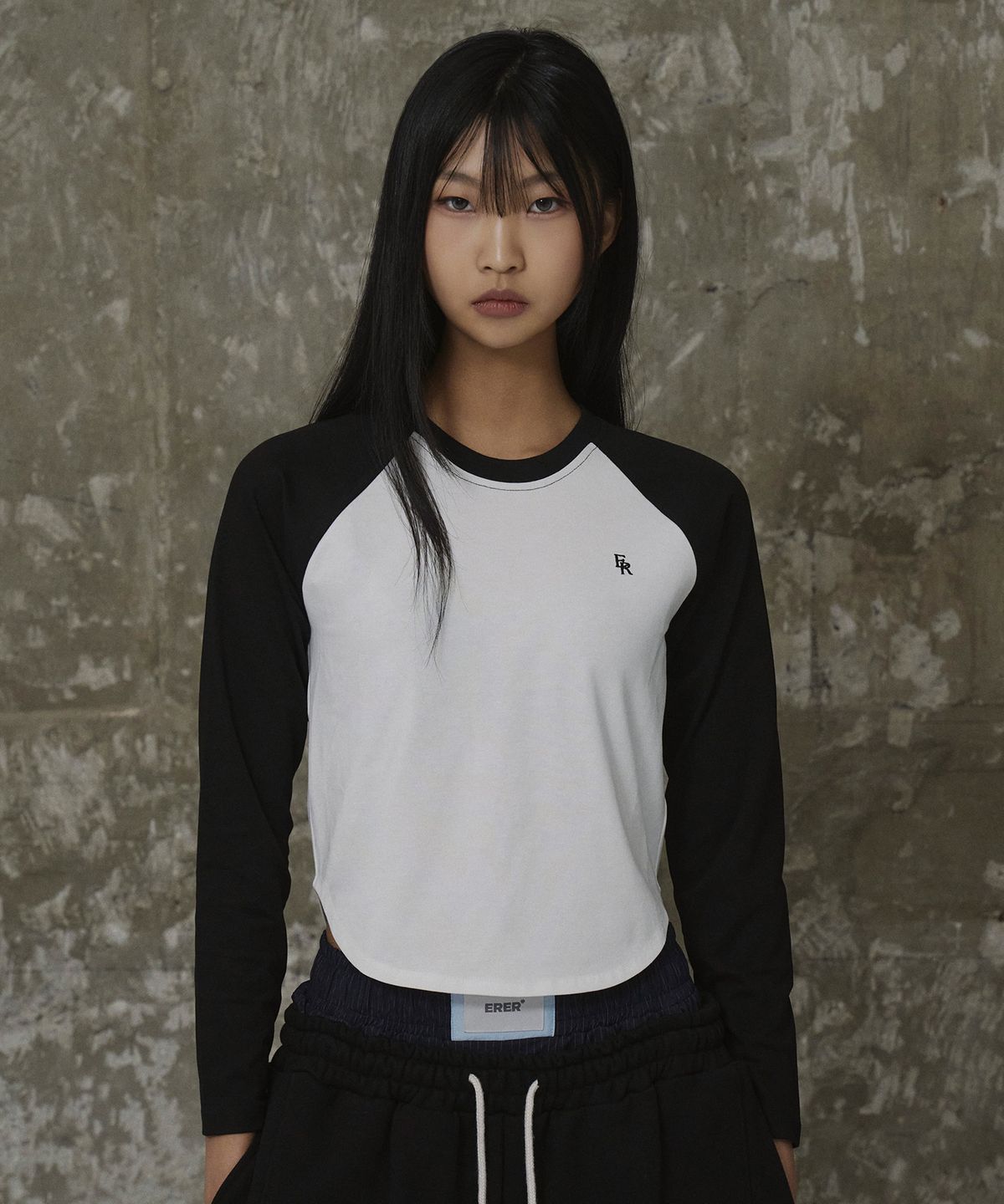에르에르(ERER) Embroidered Logo Raglan T-Shirt Black