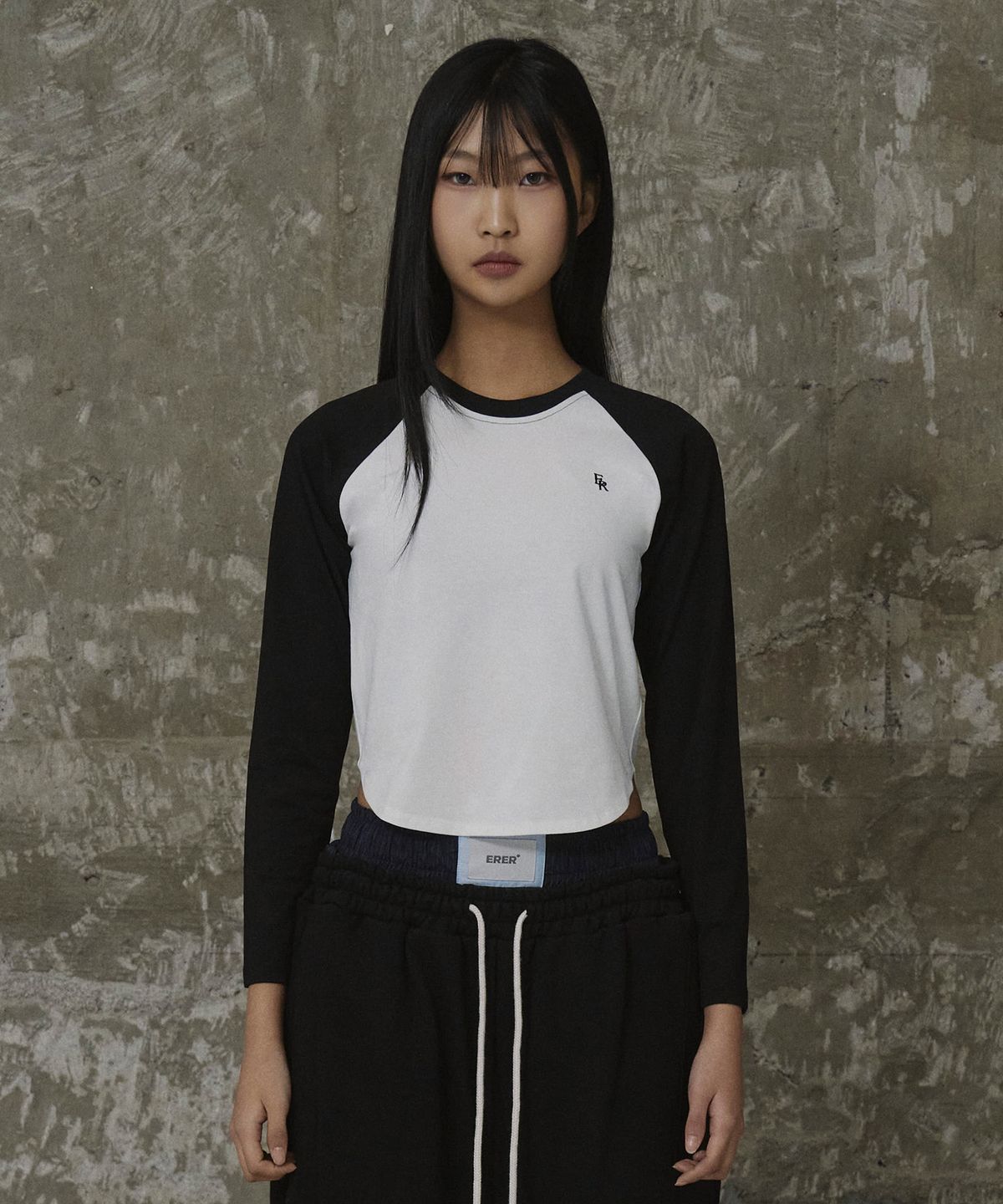 에르에르(ERER) Embroidered Logo Raglan T-Shirt Black