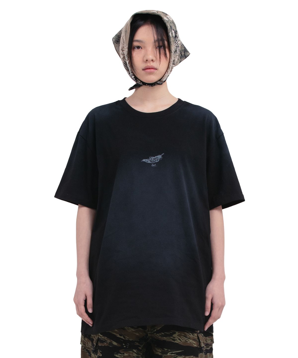 데프가먼츠(DEFGARMENTS) FEATHER BLUSH T-SHIRTS [BLACK]