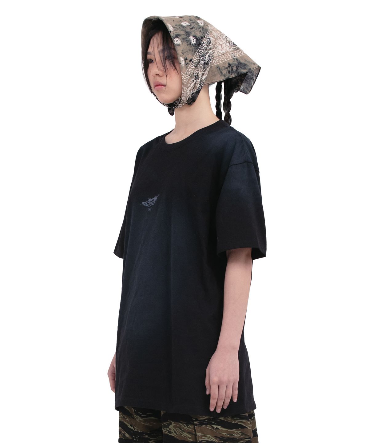 데프가먼츠(DEFGARMENTS) FEATHER BLUSH T-SHIRTS [BLACK]