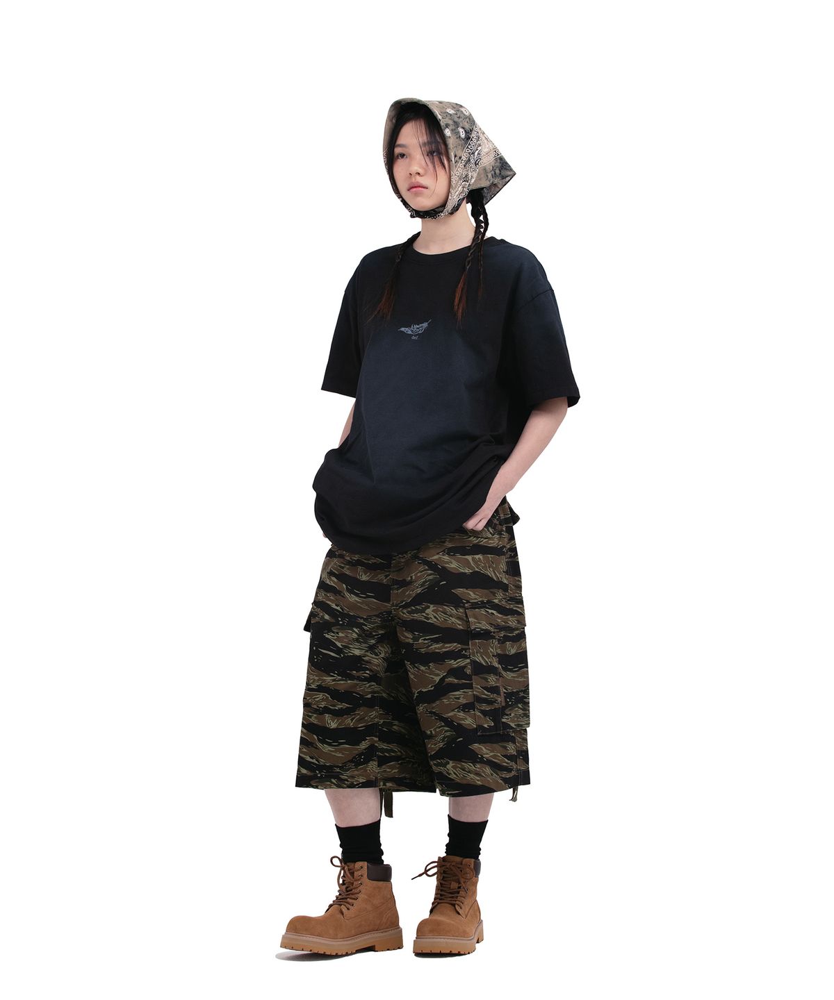 데프가먼츠(DEFGARMENTS) FEATHER BLUSH T-SHIRTS [BLACK]