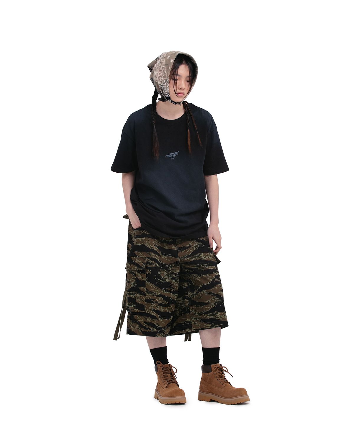 데프가먼츠(DEFGARMENTS) FEATHER BLUSH T-SHIRTS [BLACK]
