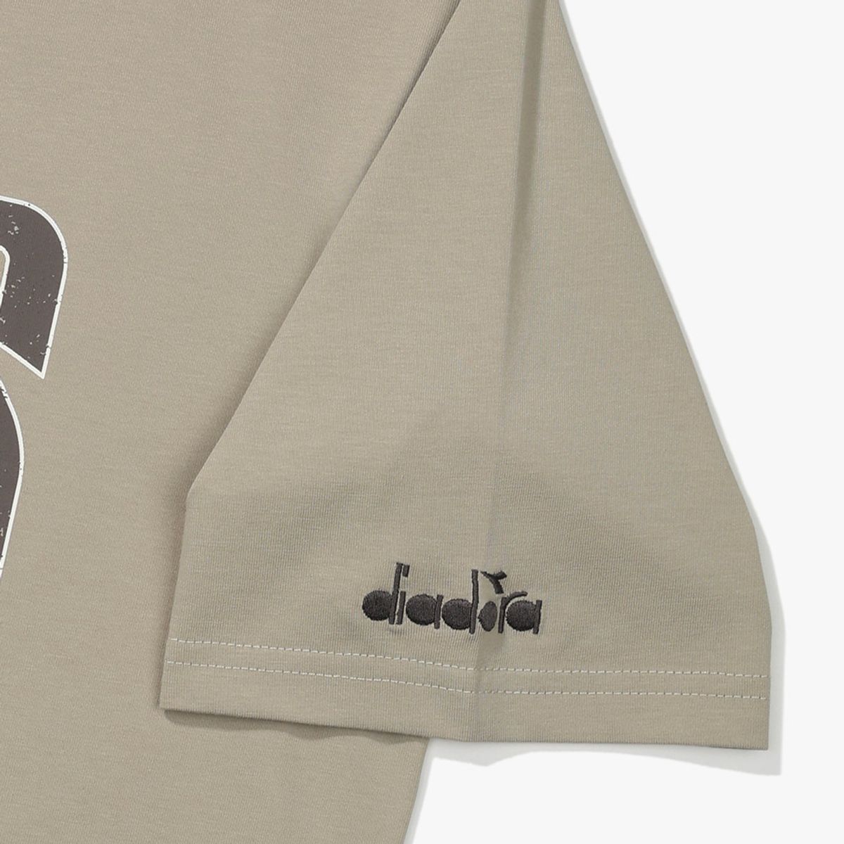 디아도라(diadora) 아카이브 테니스 그래픽 반팔 티셔츠 BEIGE