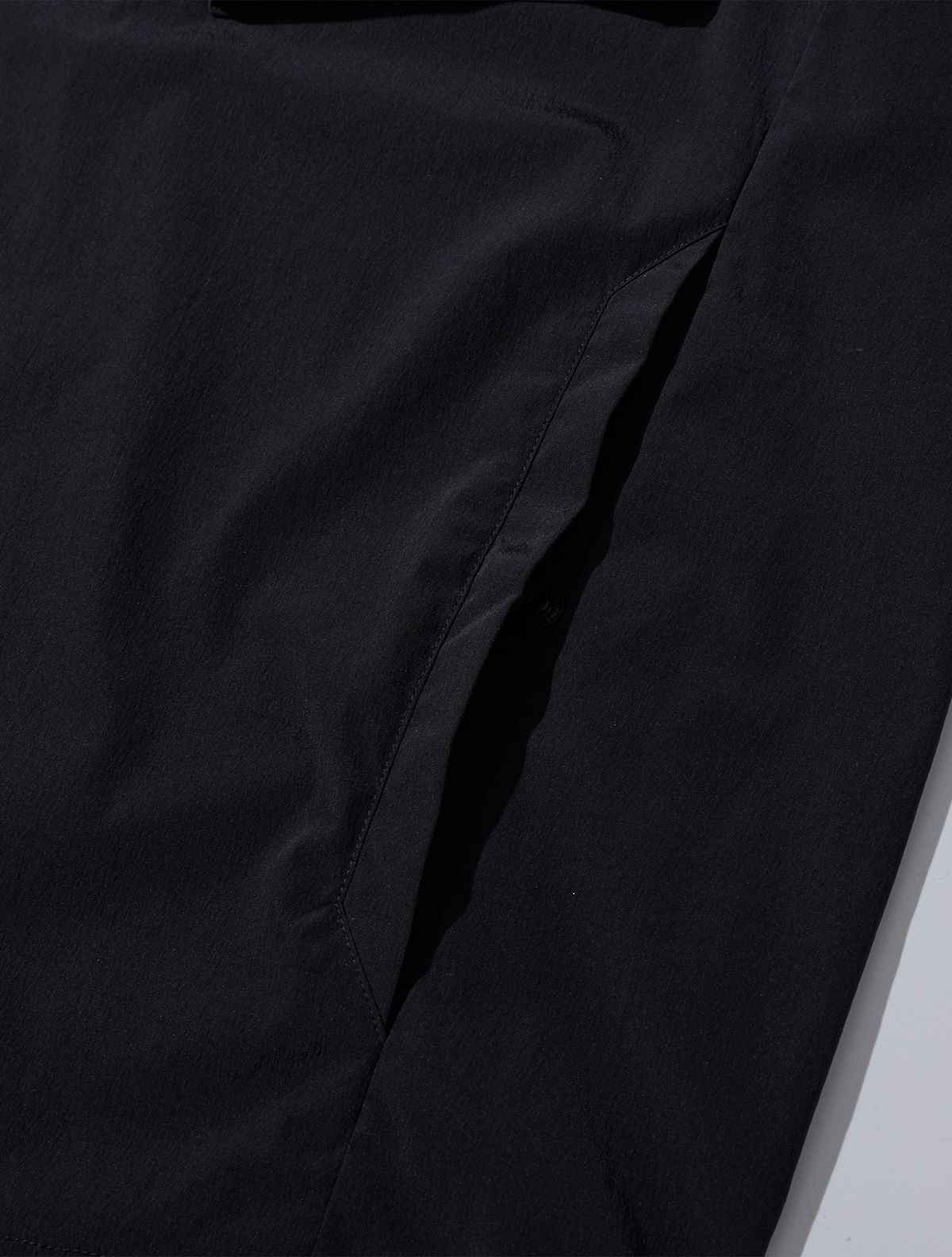 칼라파타르(KALAPATTHAR) Woven Utility Pocket T-Shirt - Black