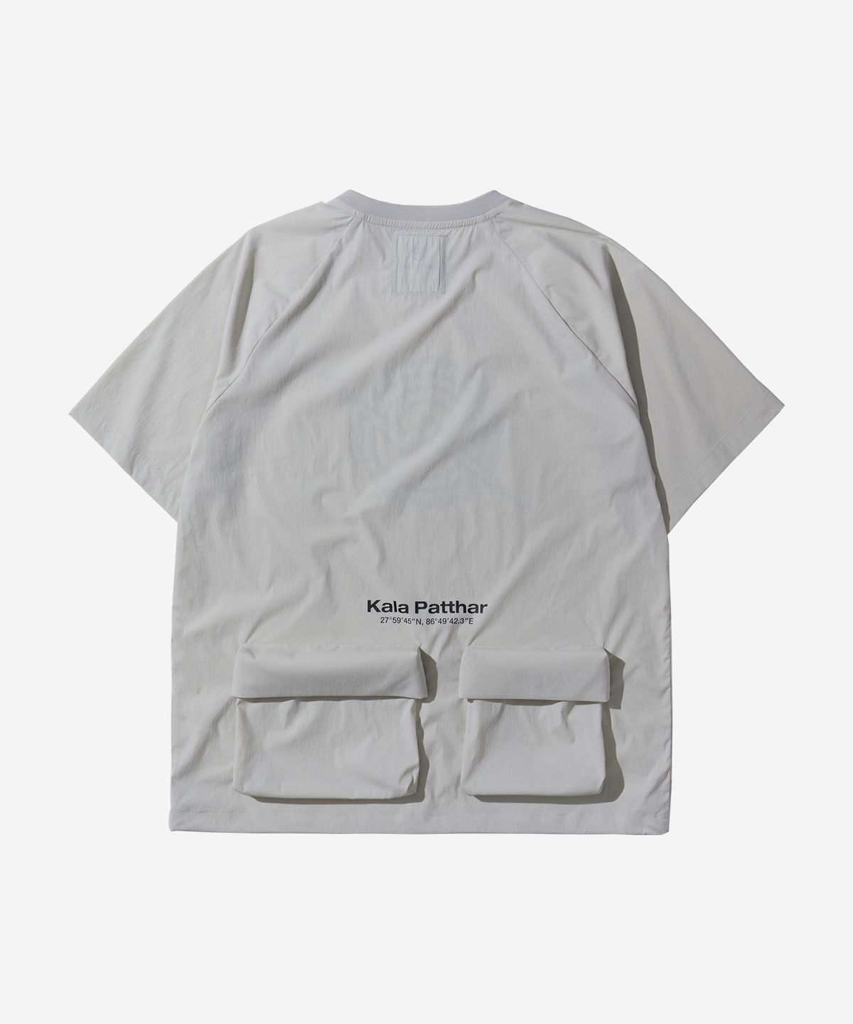 칼라파타르(KALAPATTHAR) Woven Logo Back Pocket T-Shirt - Light Gray