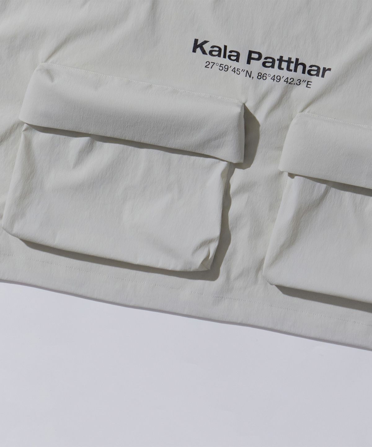 칼라파타르(KALAPATTHAR) Woven Logo Back Pocket T-Shirt - Light Gray