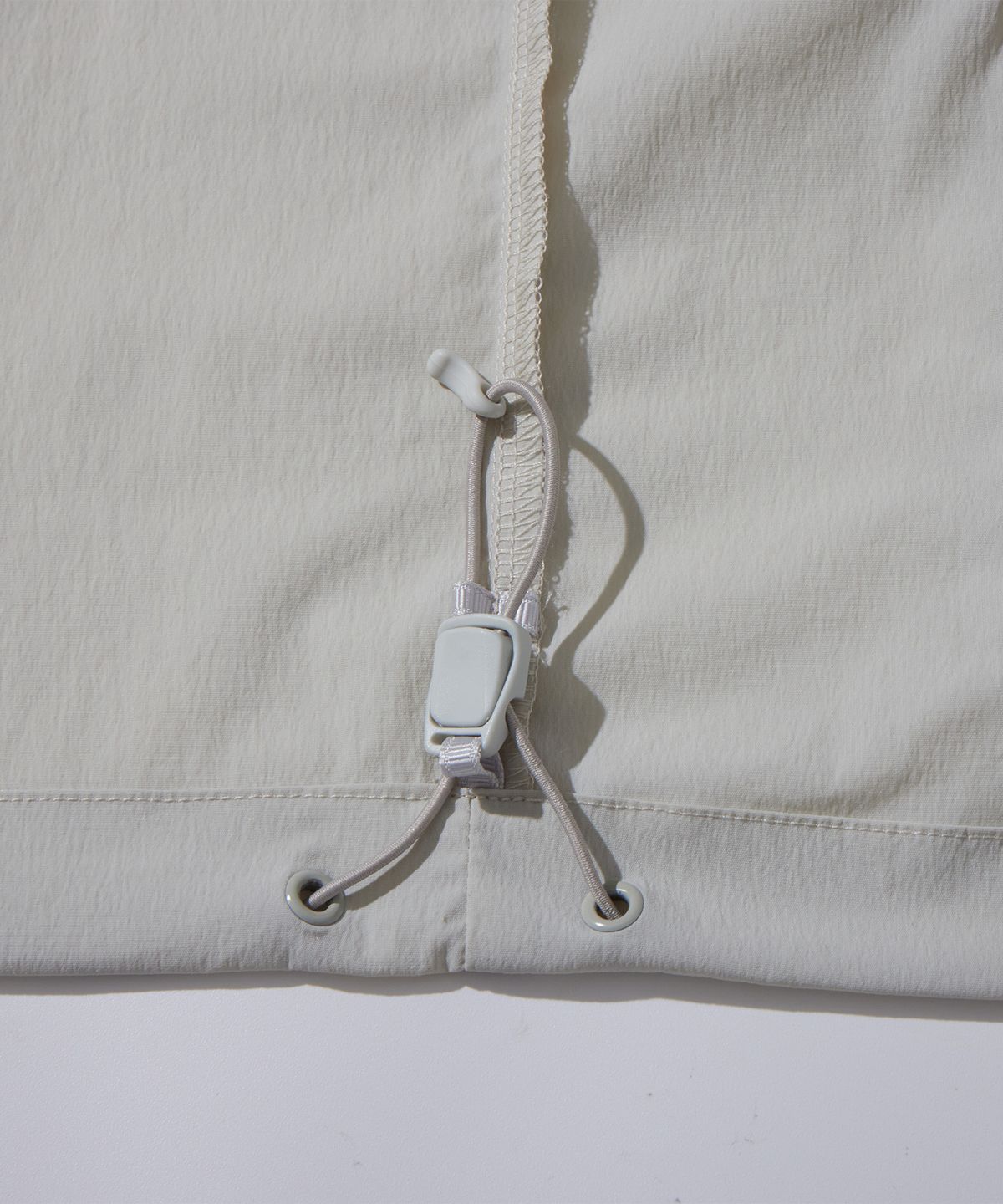 칼라파타르(KALAPATTHAR) Woven Logo Back Pocket T-Shirt - Light Gray
