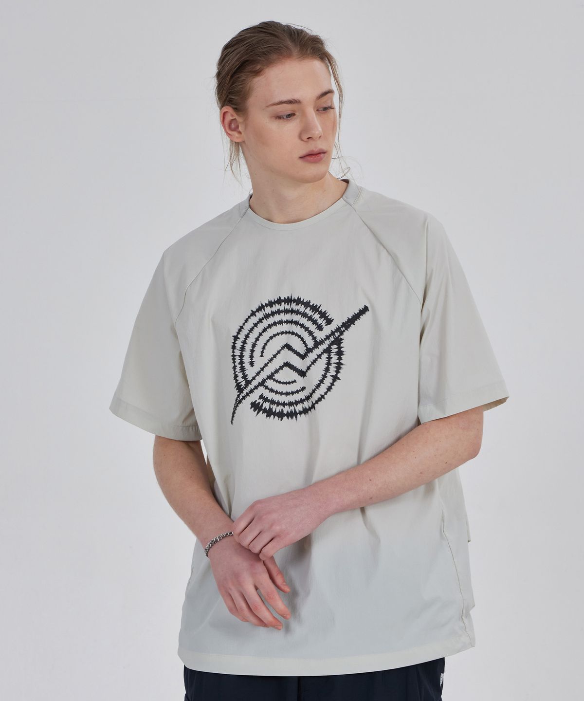 칼라파타르(KALAPATTHAR) Woven Logo Back Pocket T-Shirt - Light Gray