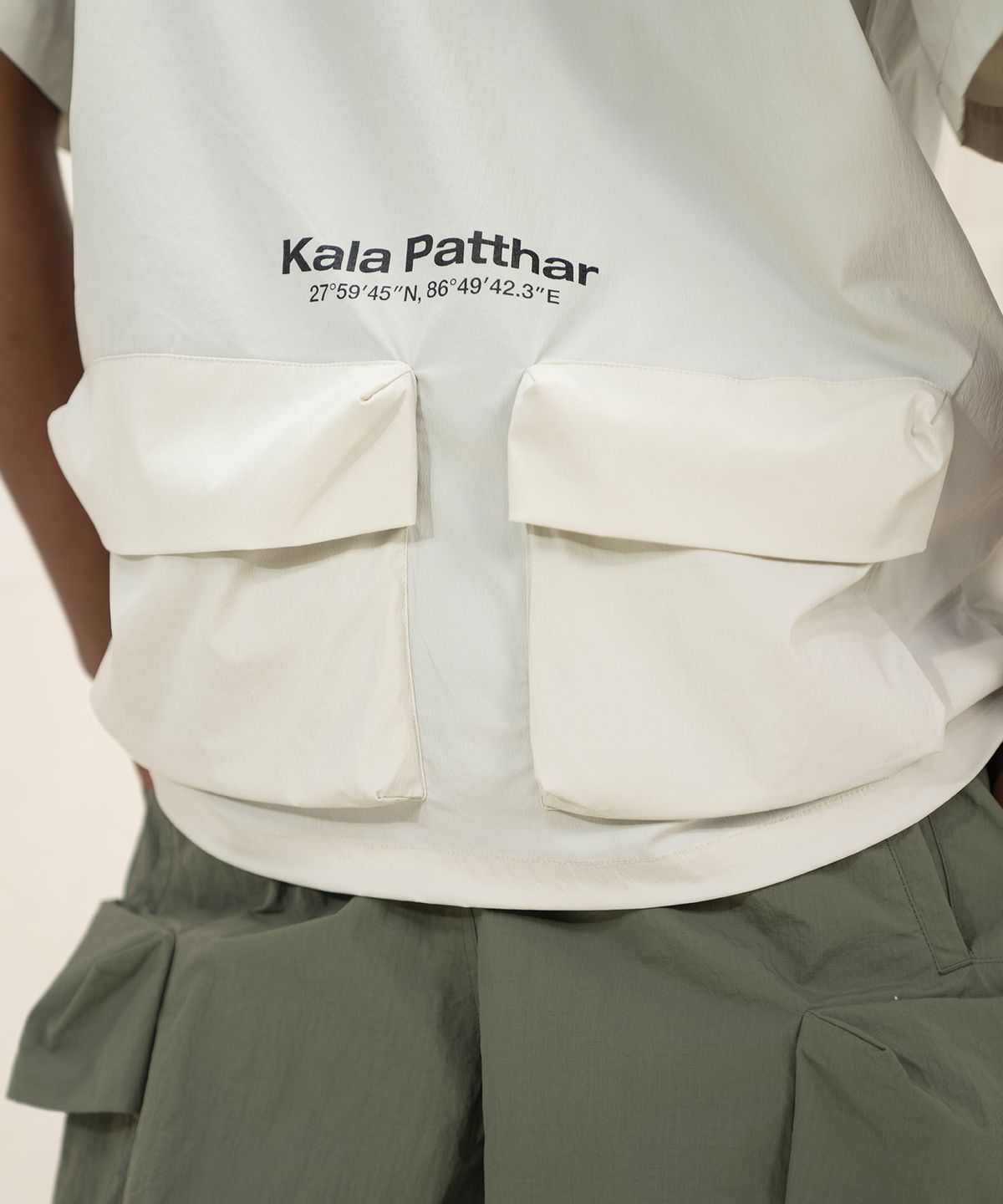 칼라파타르(KALAPATTHAR) Woven Logo Back Pocket T-Shirt - Light Gray