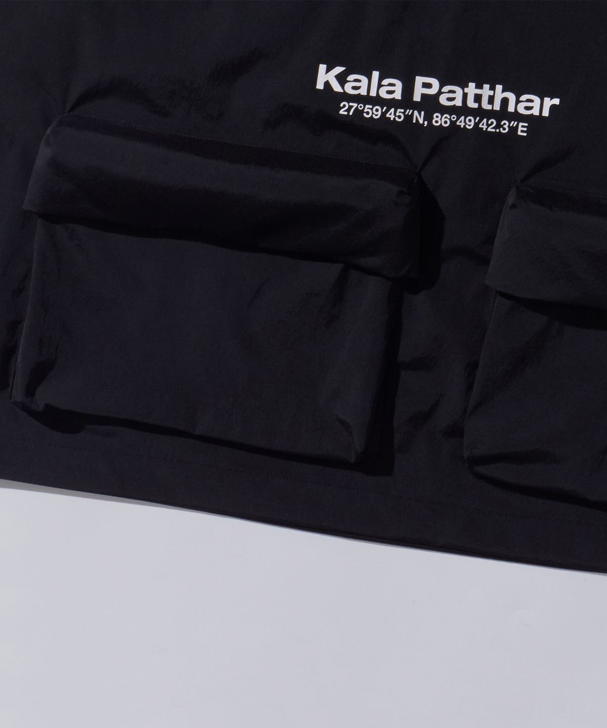 칼라파타르(KALAPATTHAR) Woven Logo Back Pocket T-Shirt - Black
