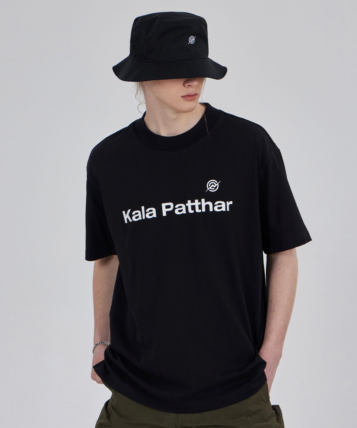 칼라파타르(KALAPATTHAR) Flower Graphic Back Logo T-Shirt - Black