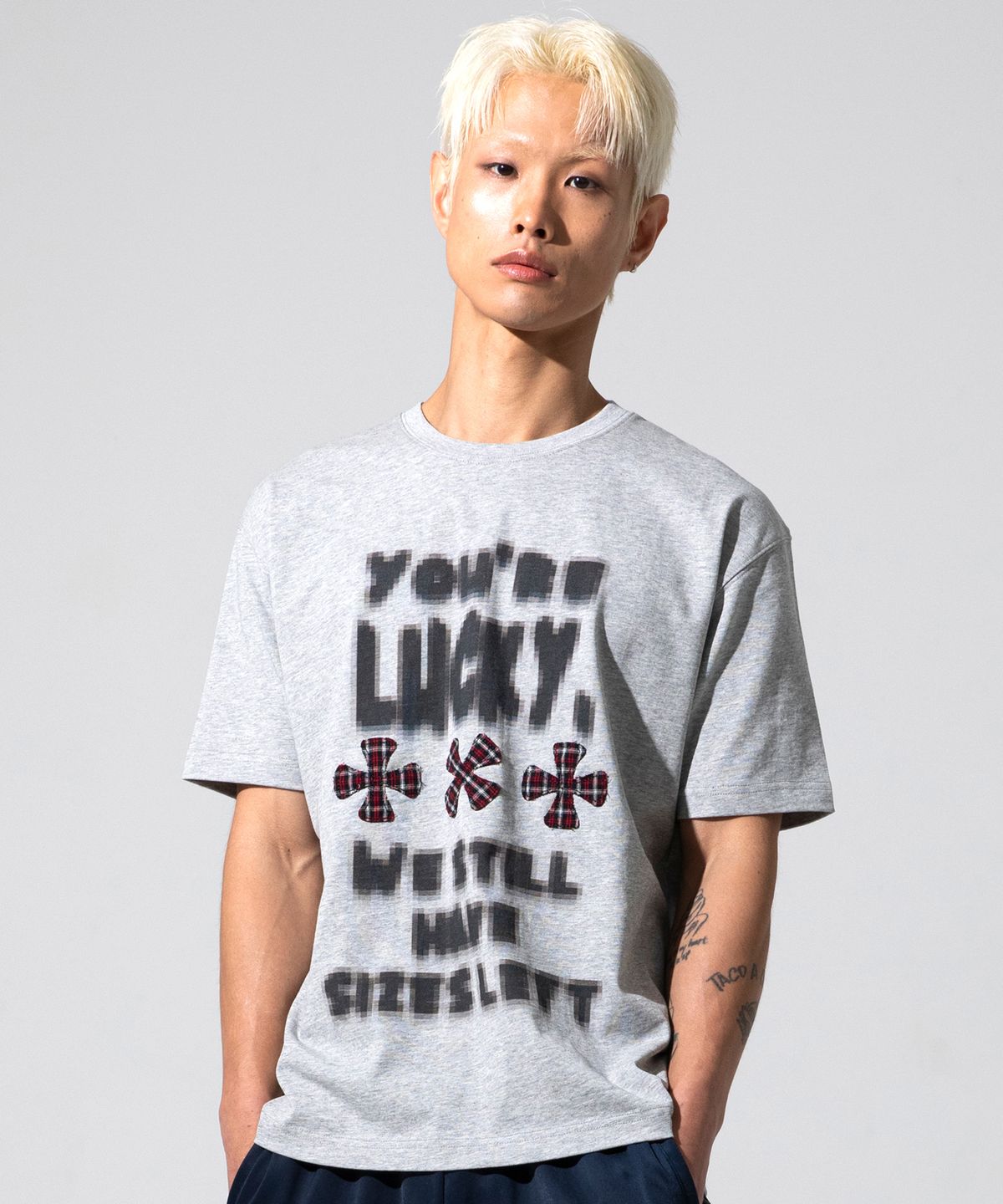 엑스톤즈(XTONZ) XTT127 픽셀 체크 아플리케 티셔츠 (GRAY)