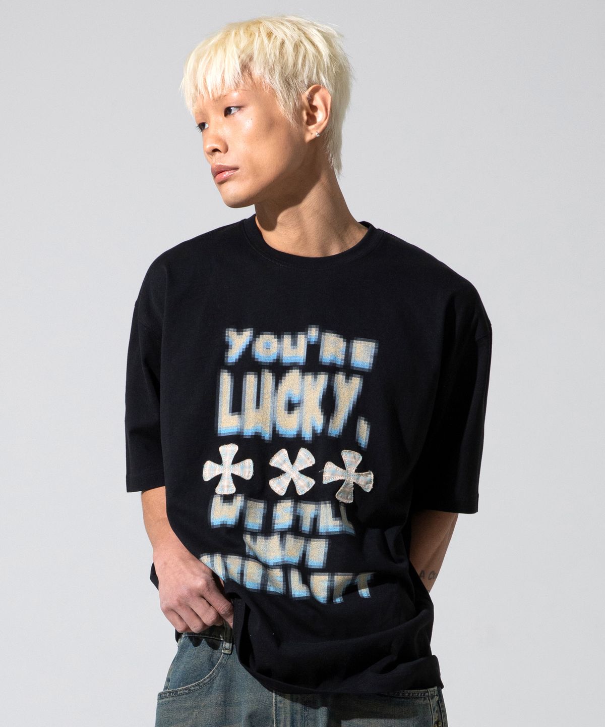 엑스톤즈(XTONZ) XTT127 픽셀 체크 아플리케 티셔츠 (BLACK)