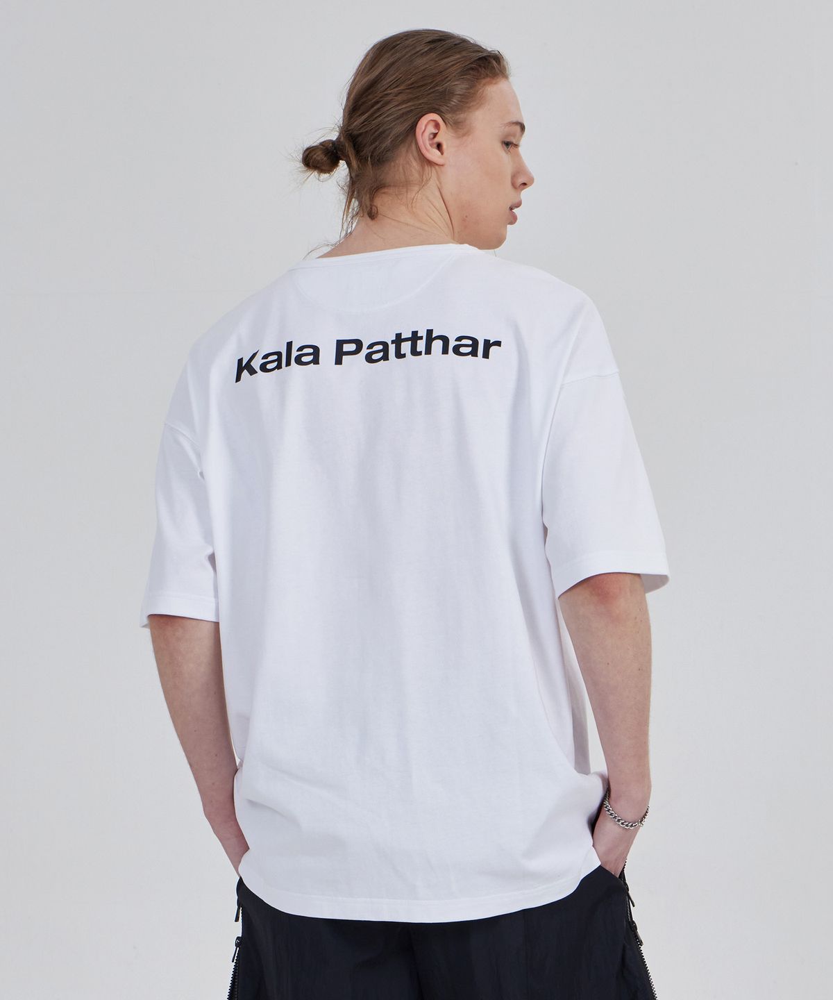 칼라파타르(KALAPATTHAR) [PRINGLES X KALAPATTHAR] Bowtie T-Shirt - White