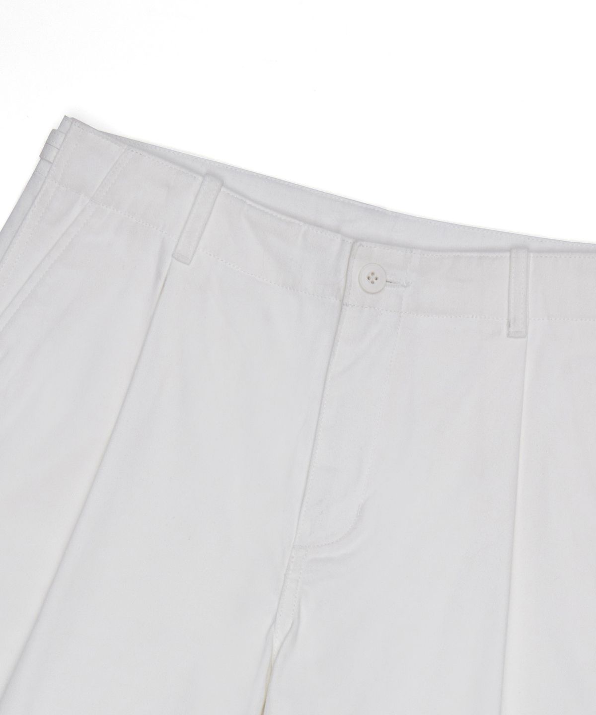 필더스(FIELDERS) BASIC STANDARD FIT ONE-TUCK SHORTS WHITE