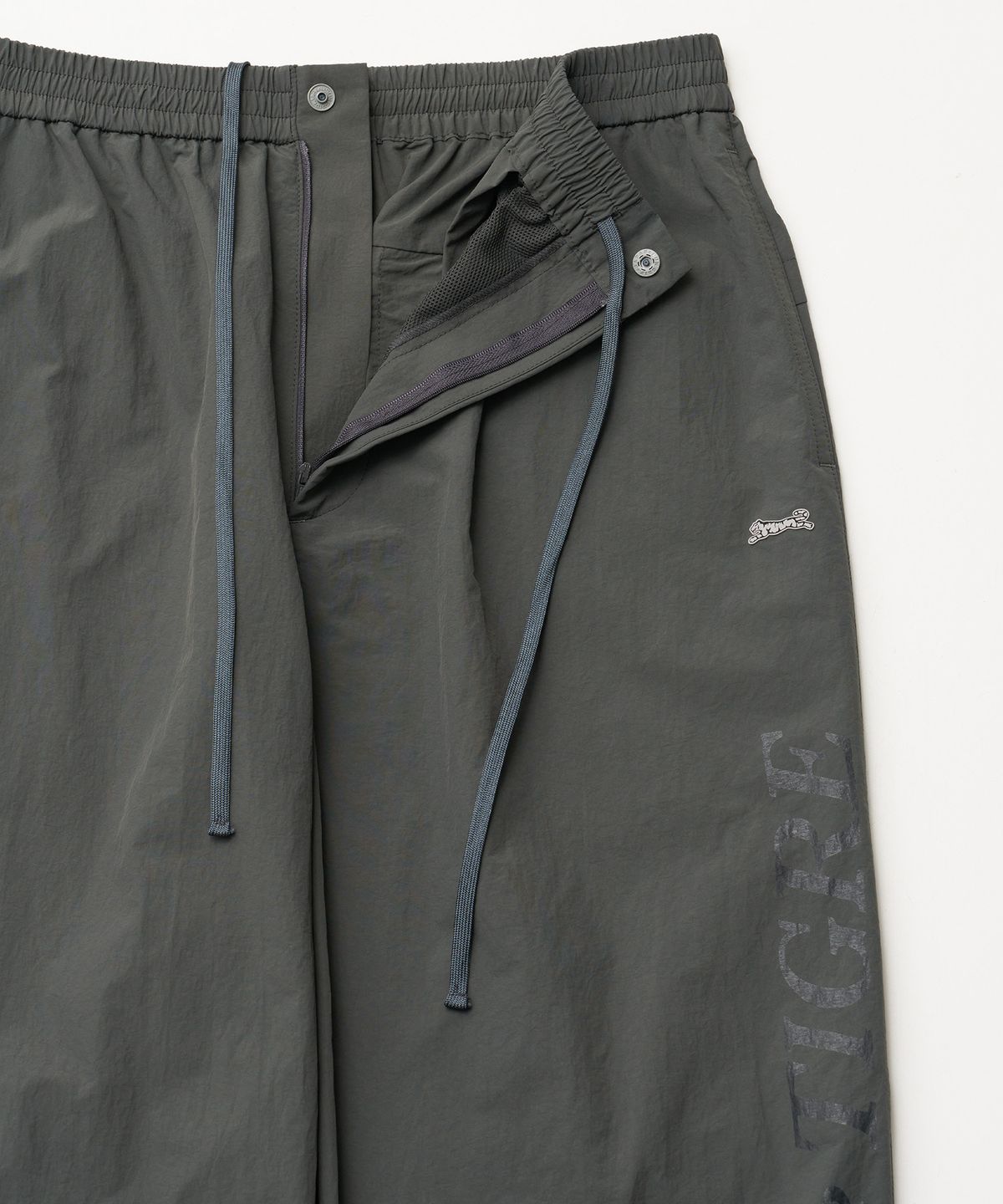 르티그레(LE TIGRE) Breeze Training pants (Khaki Gray)