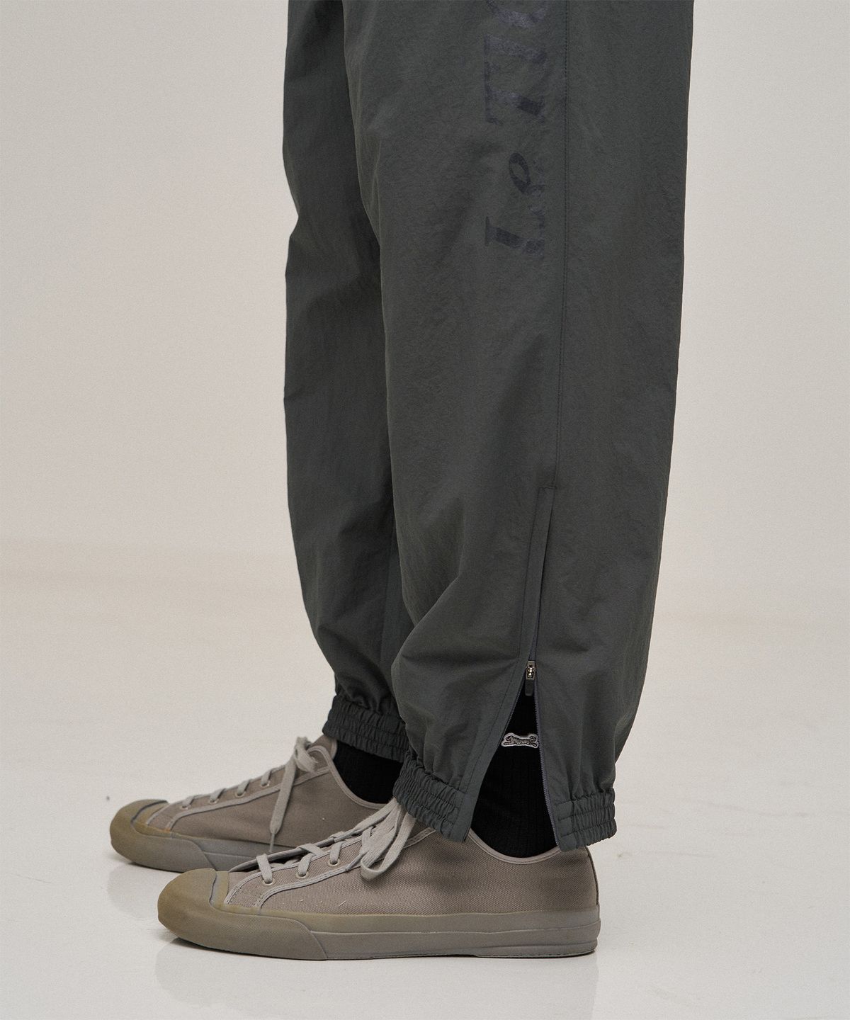 르티그레(LE TIGRE) Breeze Training pants (Khaki Gray)