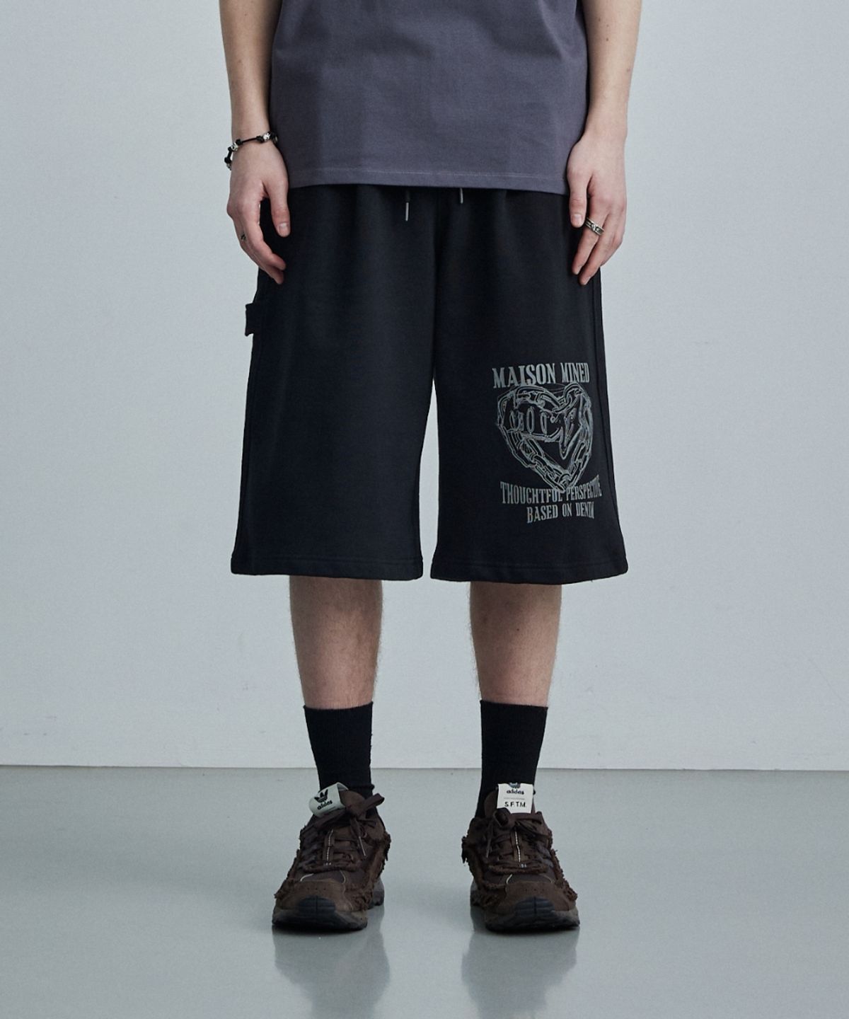 메종미네드(MAISON MINED) DOODLE HEART BERMUDA PANTS BLACK