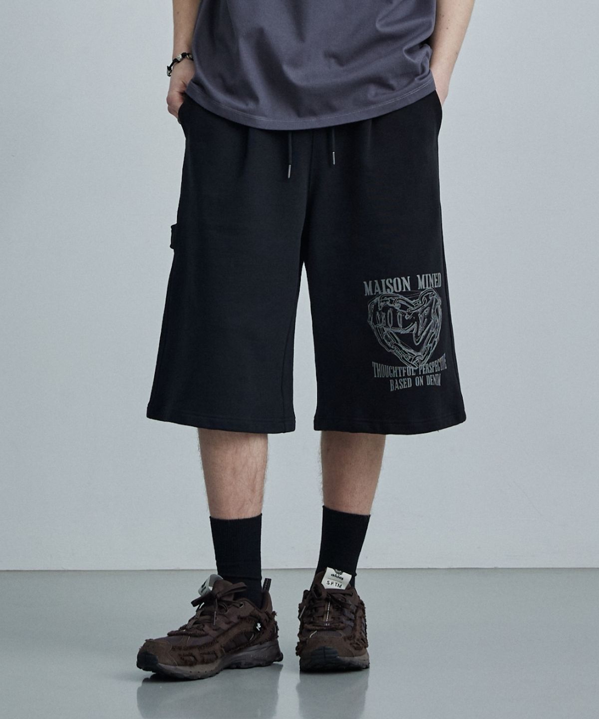 메종미네드(MAISON MINED) DOODLE HEART BERMUDA PANTS BLACK