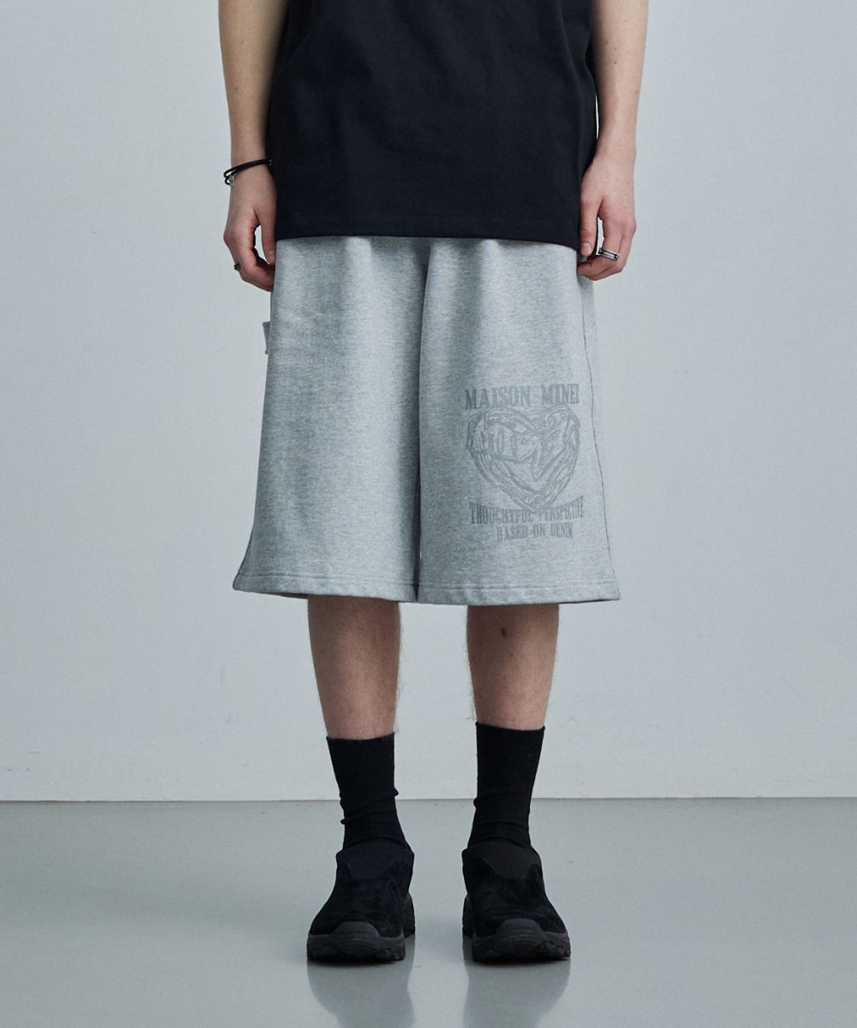메종미네드(MAISON MINED) DOODLE HEART BERMUDA PANTS MELANGE GREY