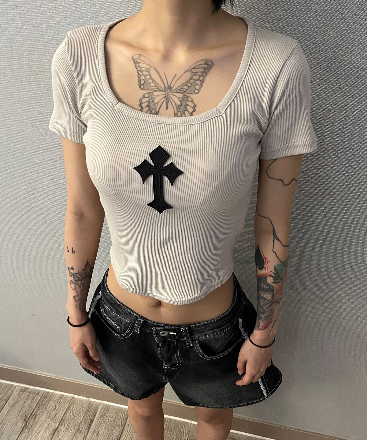 본슬리피(BORN SLIPPY) Cross Square Neck T-shirt (Beige)