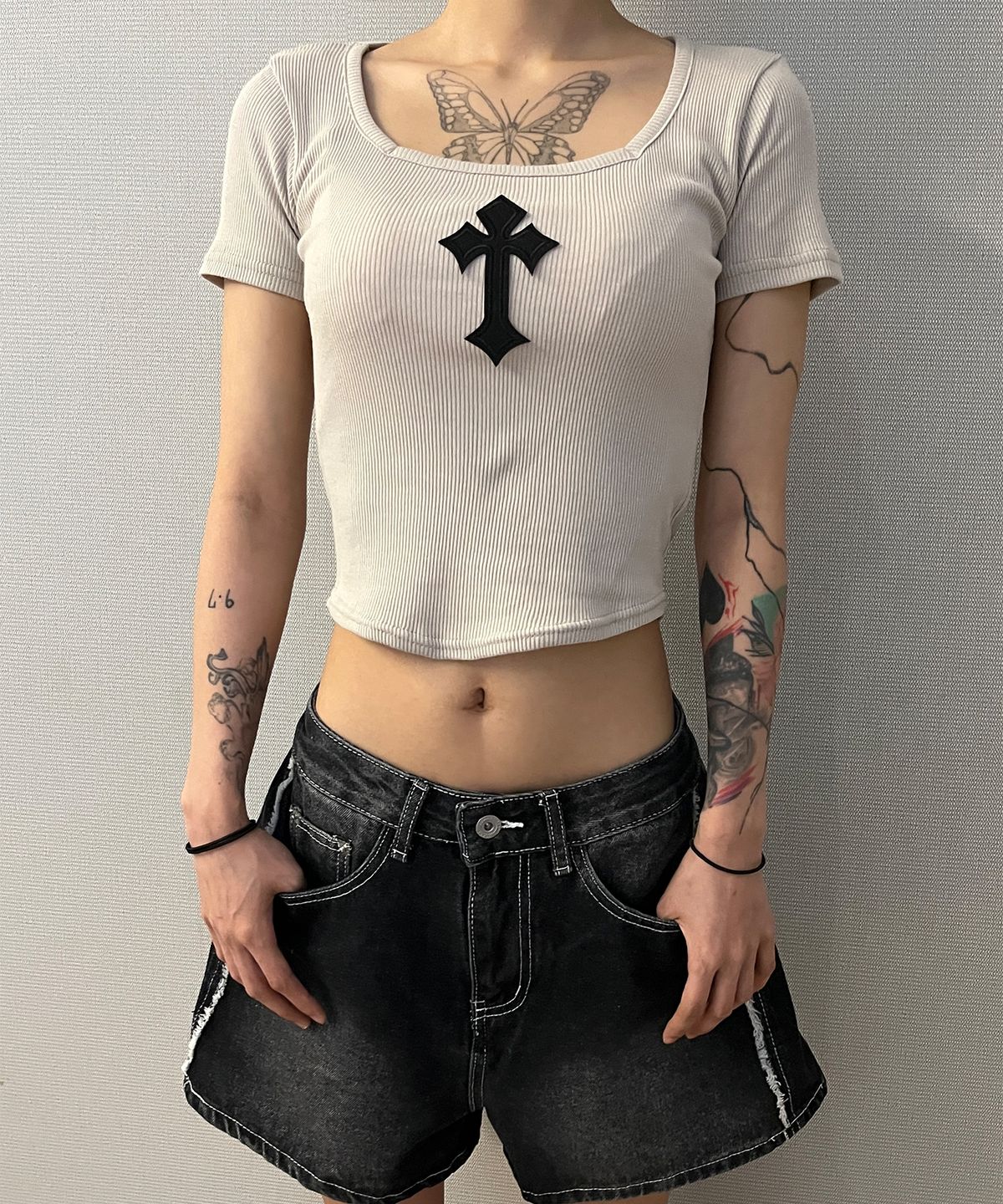 본슬리피(BORN SLIPPY) Cross Square Neck T-shirt (Beige)