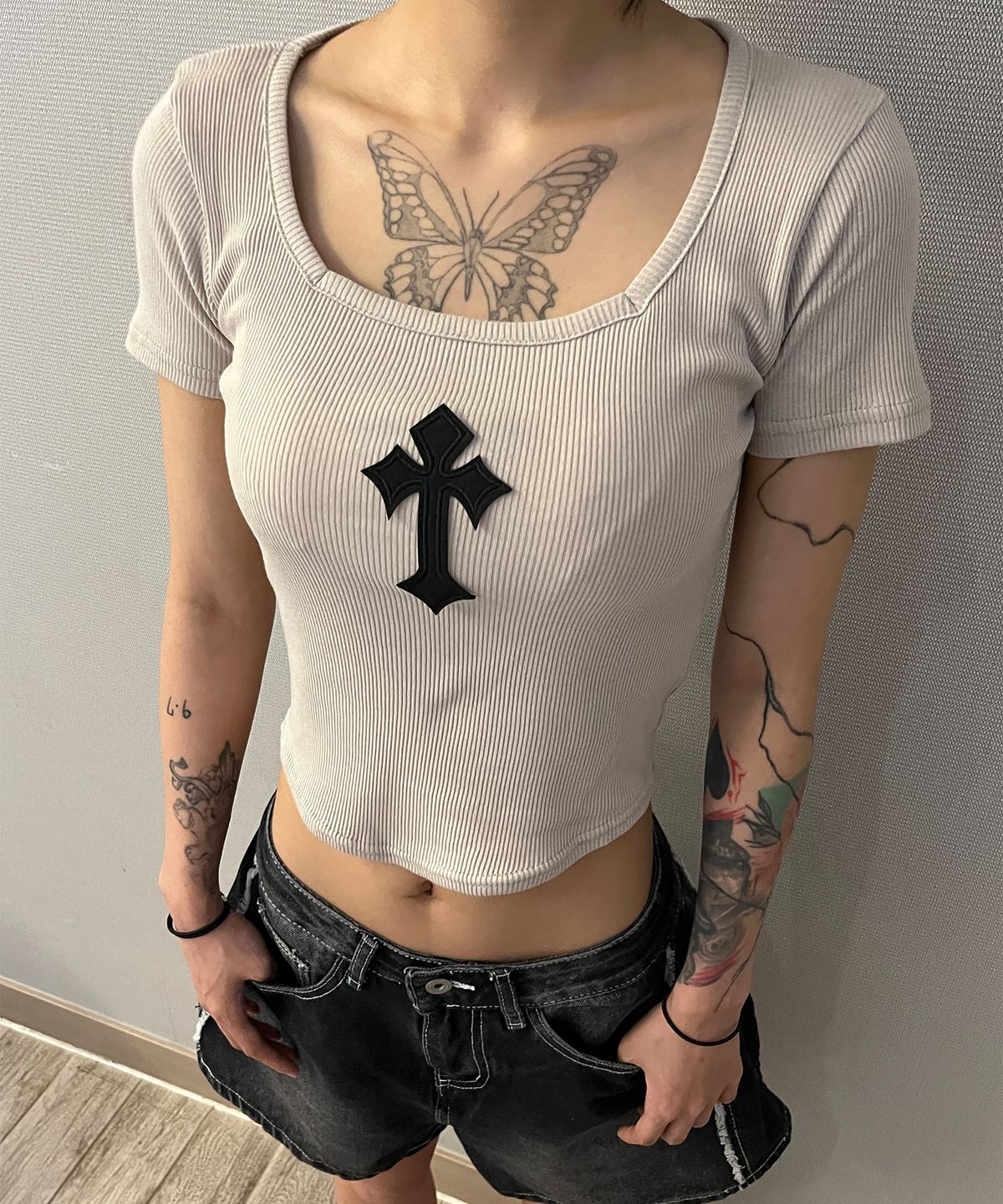 본슬리피(BORN SLIPPY) Cross Square Neck T-shirt (Beige)