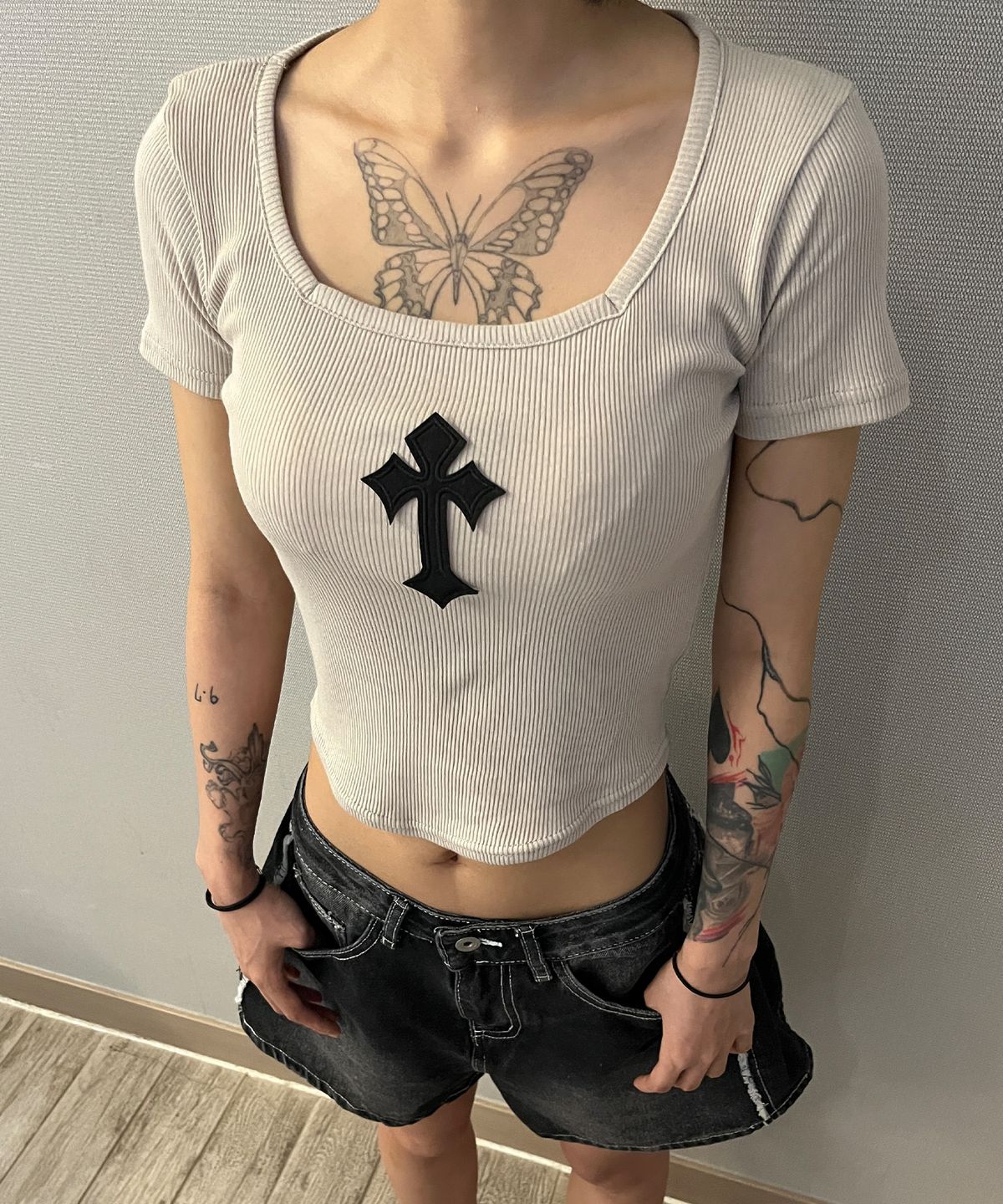 본슬리피(BORN SLIPPY) Cross Square Neck T-shirt (Beige)