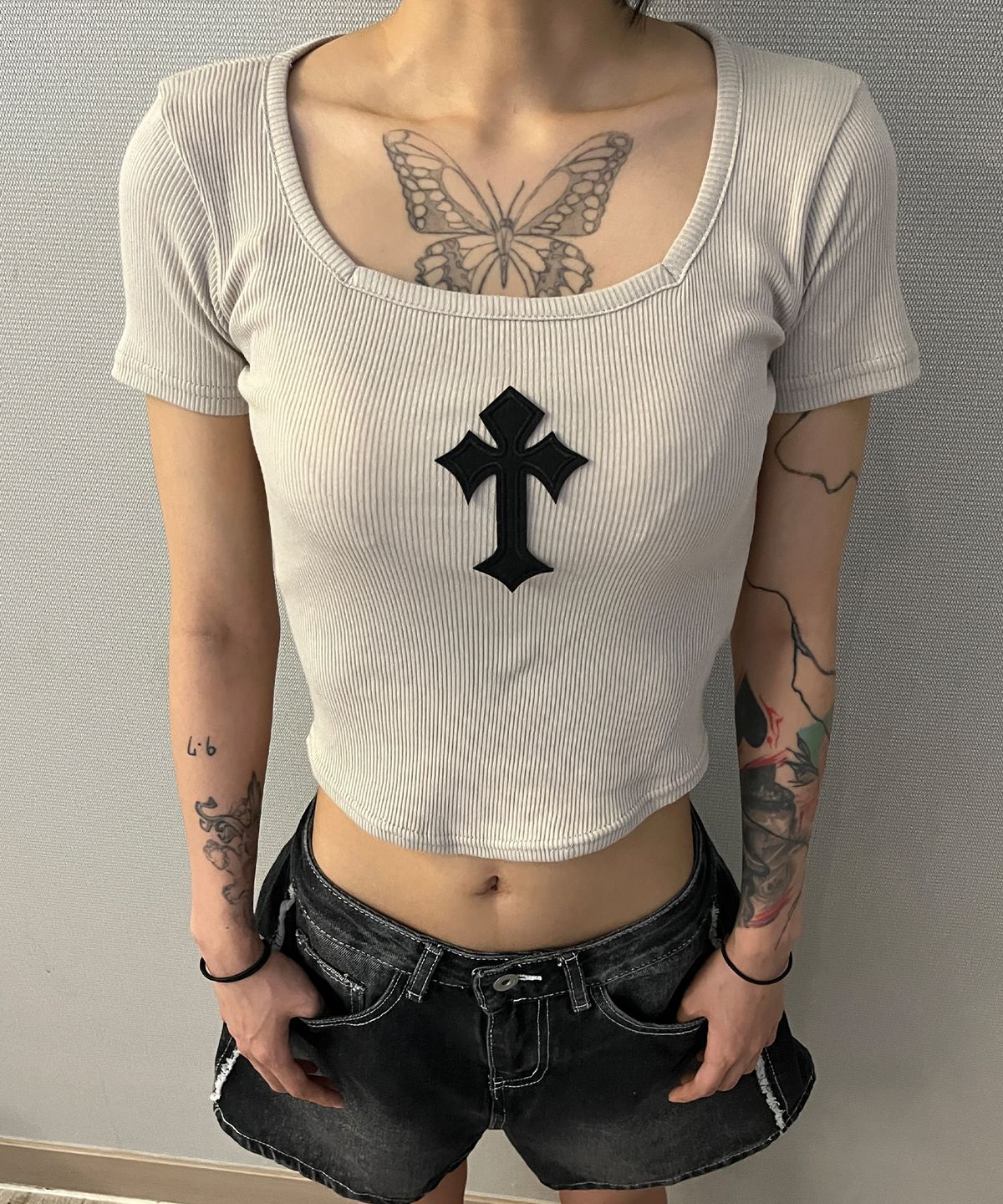 본슬리피(BORN SLIPPY) Cross Square Neck T-shirt (Beige)