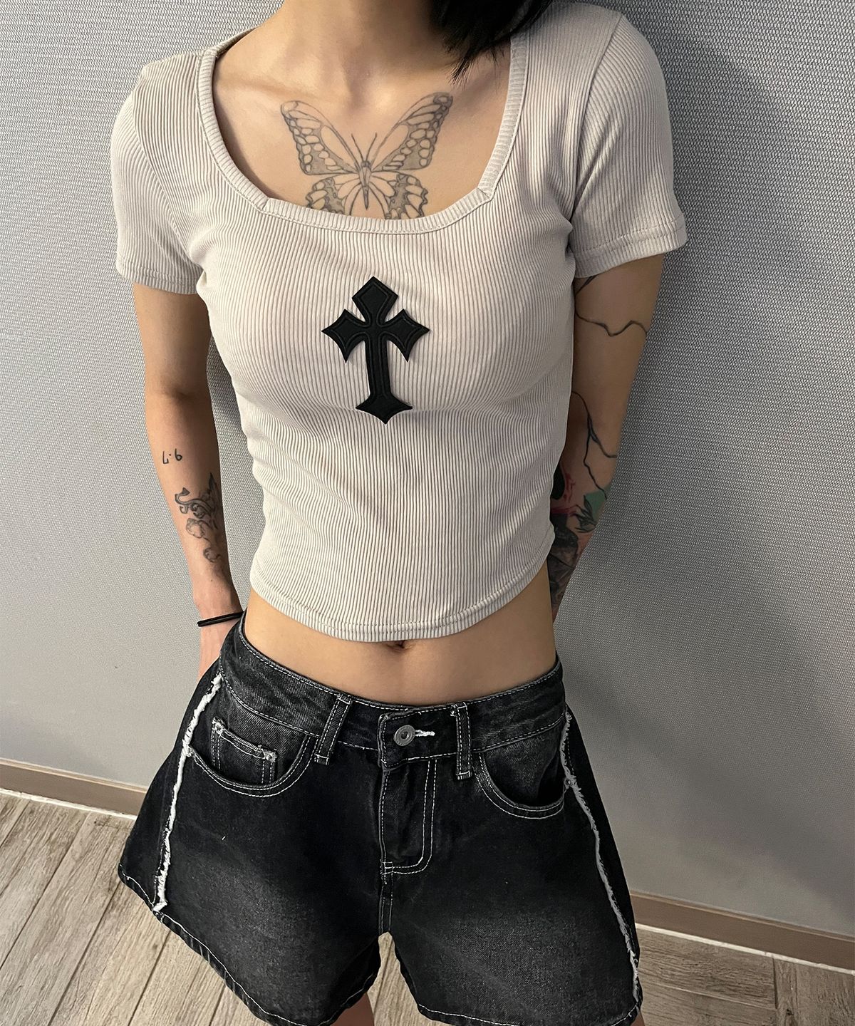 본슬리피(BORN SLIPPY) Cross Square Neck T-shirt (Beige)
