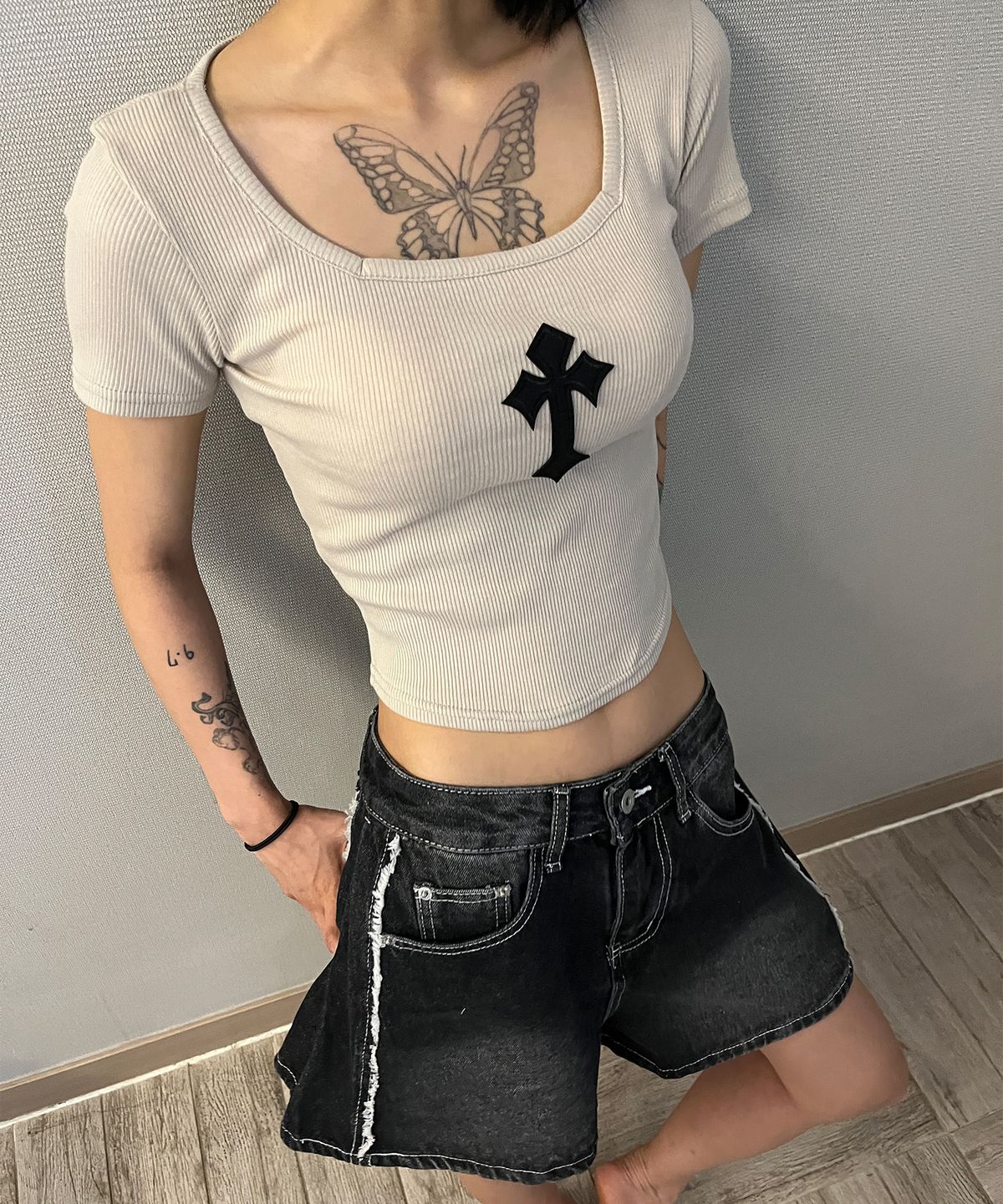본슬리피(BORN SLIPPY) Cross Square Neck T-shirt (Beige)