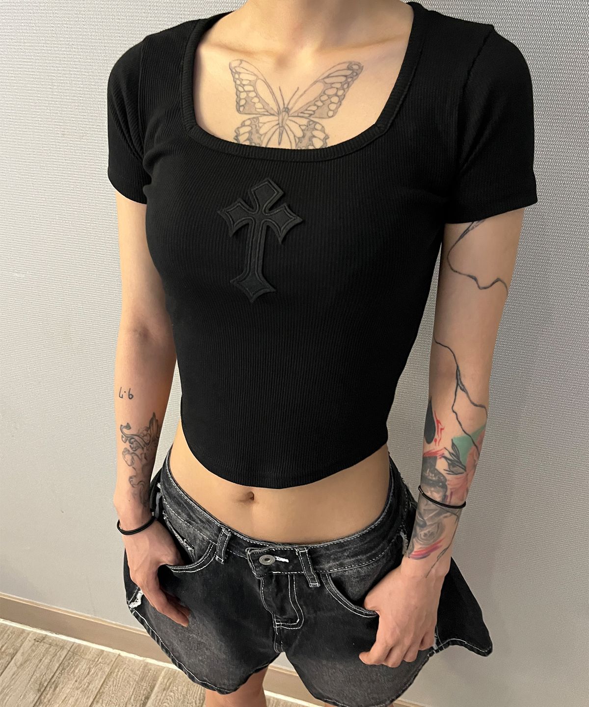 본슬리피(BORN SLIPPY) Cross Square Neck T-shirt (Black)