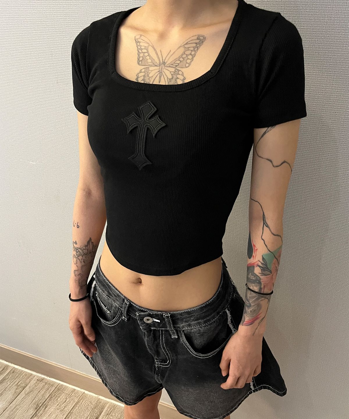 본슬리피(BORN SLIPPY) Cross Square Neck T-shirt (Black)