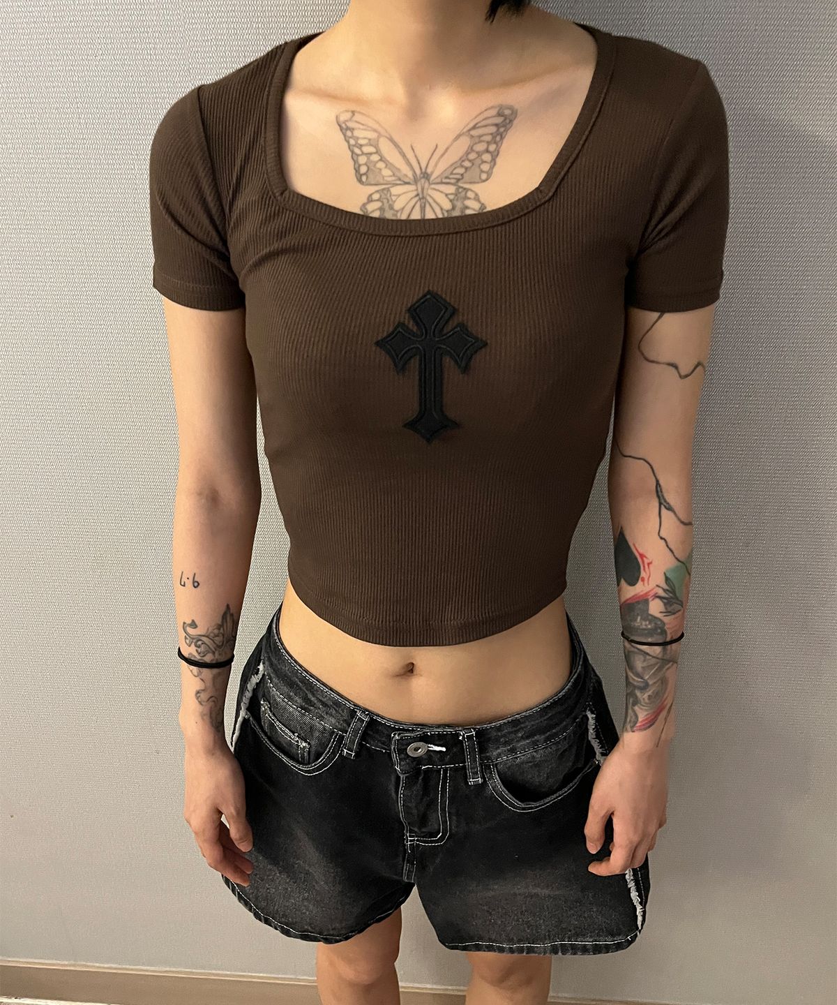 본슬리피(BORN SLIPPY) Cross Square Neck T-shirt (Brown)