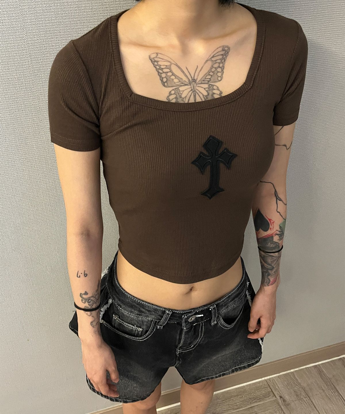 본슬리피(BORN SLIPPY) Cross Square Neck T-shirt (Brown)