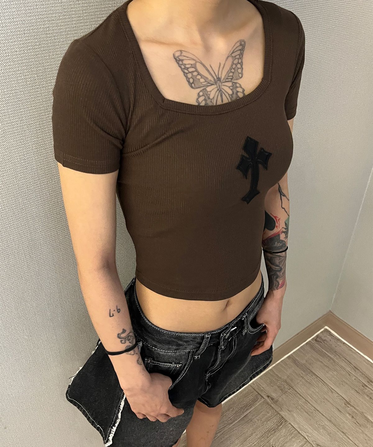 본슬리피(BORN SLIPPY) Cross Square Neck T-shirt (Brown)