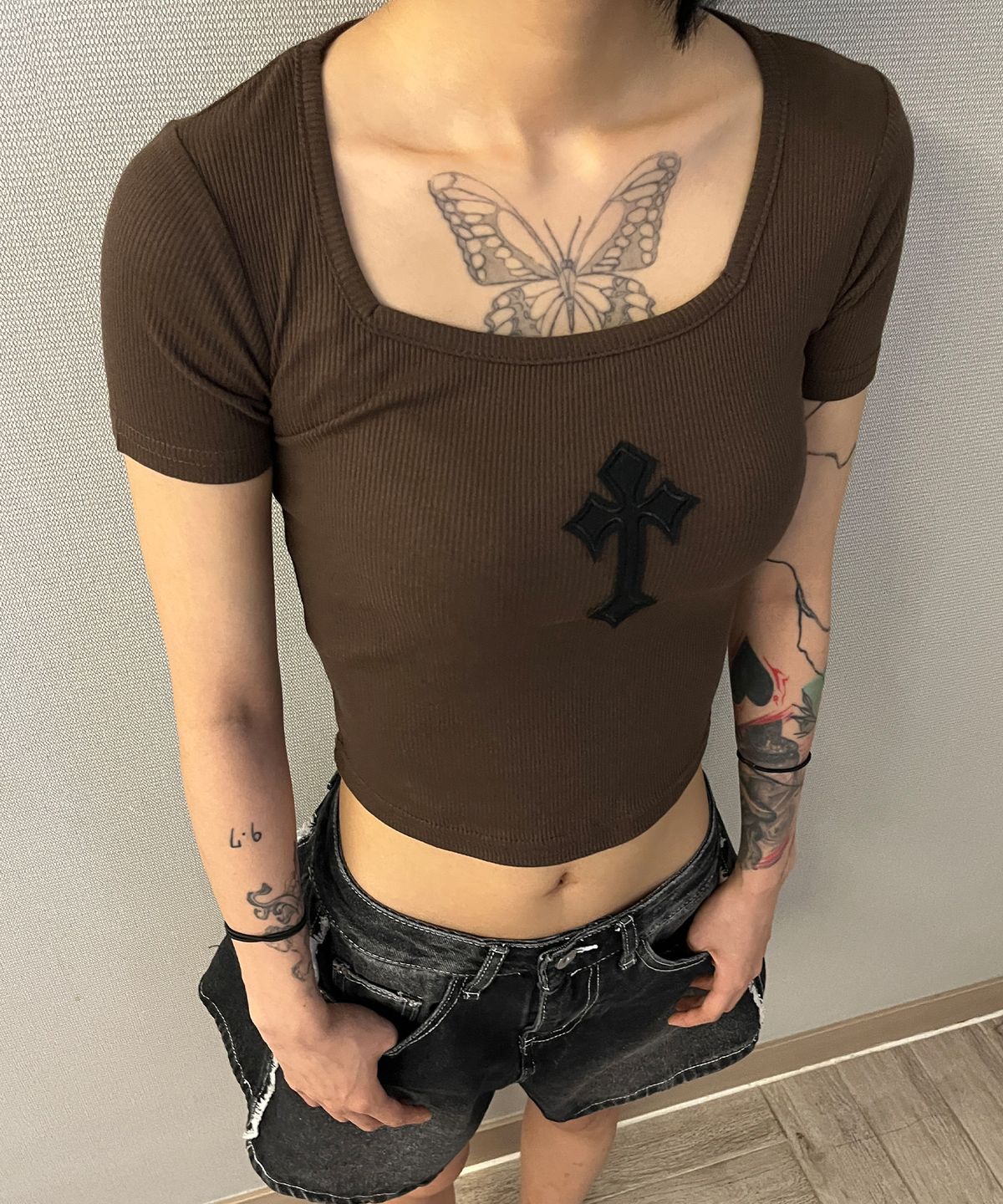 본슬리피(BORN SLIPPY) Cross Square Neck T-shirt (Brown)