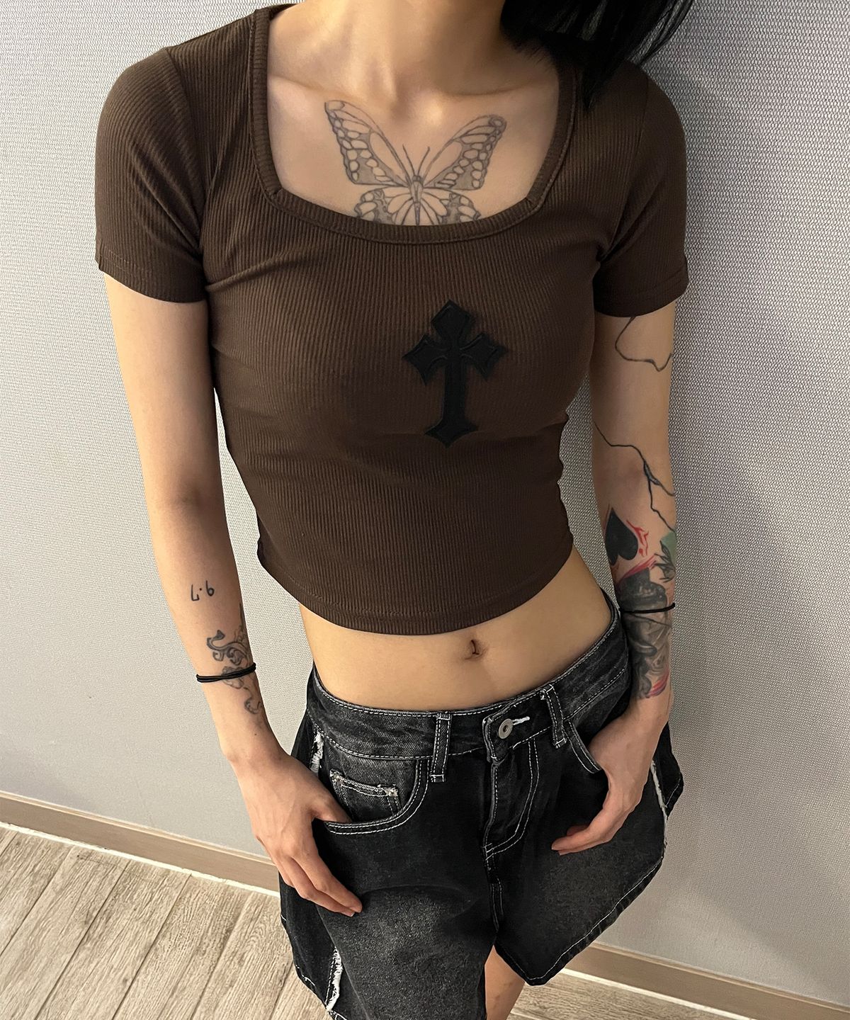 본슬리피(BORN SLIPPY) Cross Square Neck T-shirt (Brown)