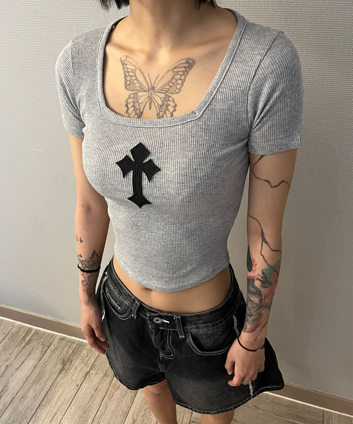본슬리피(BORN SLIPPY) Cross Square Neck T-shirt (Gray)