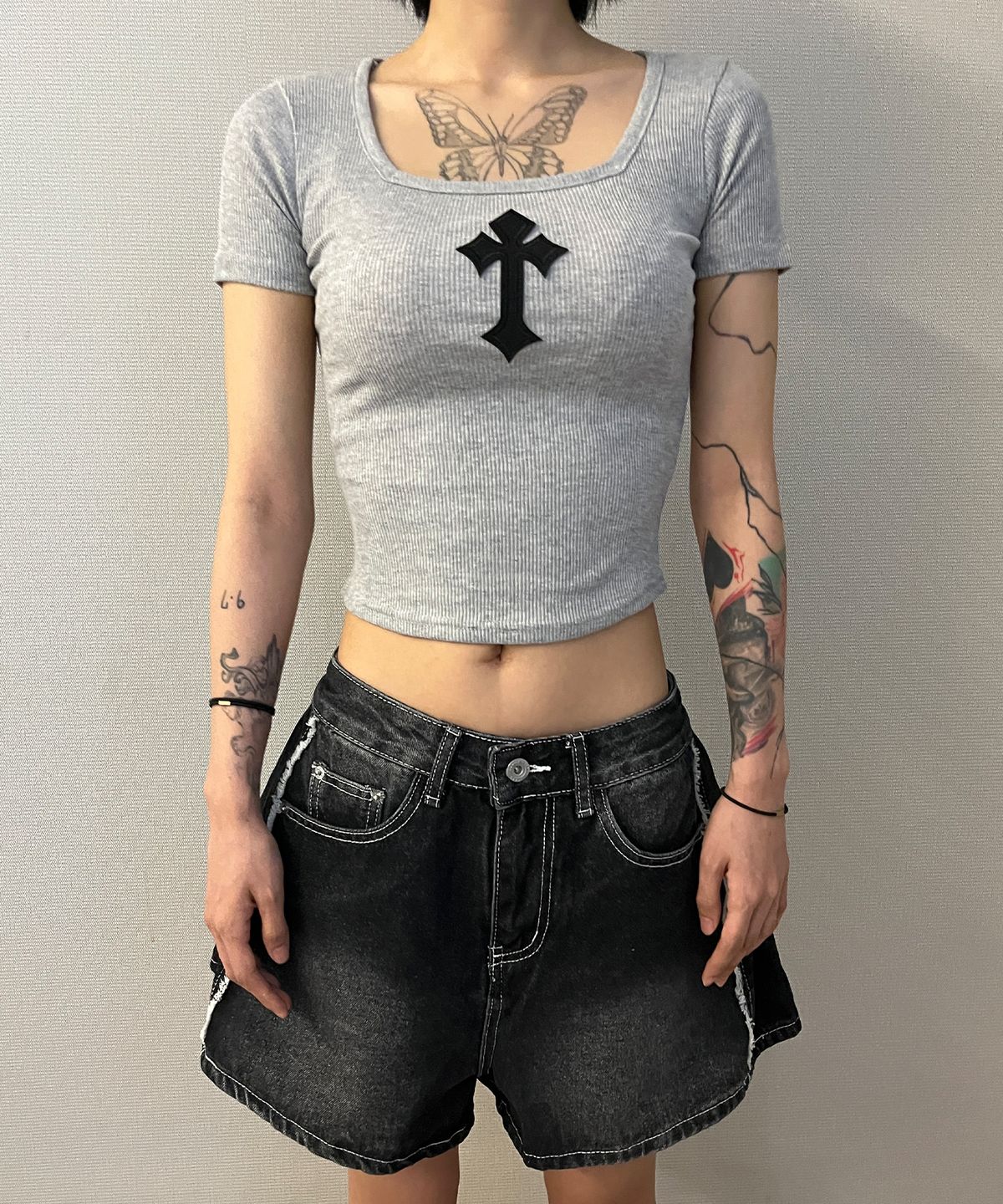 본슬리피(BORN SLIPPY) Cross Square Neck T-shirt (Gray)