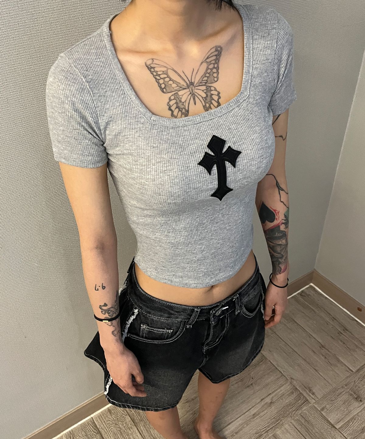 본슬리피(BORN SLIPPY) Cross Square Neck T-shirt (Gray)
