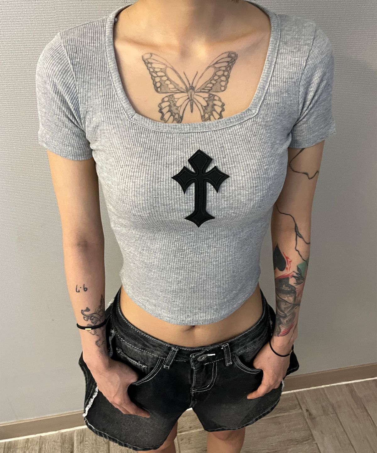 본슬리피(BORN SLIPPY) Cross Square Neck T-shirt (Gray)