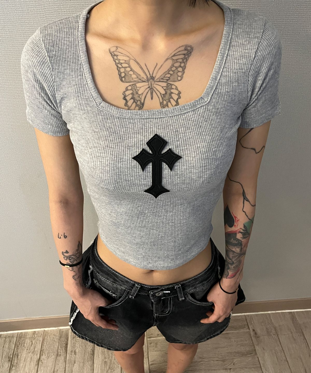 본슬리피(BORN SLIPPY) Cross Square Neck T-shirt (Gray)