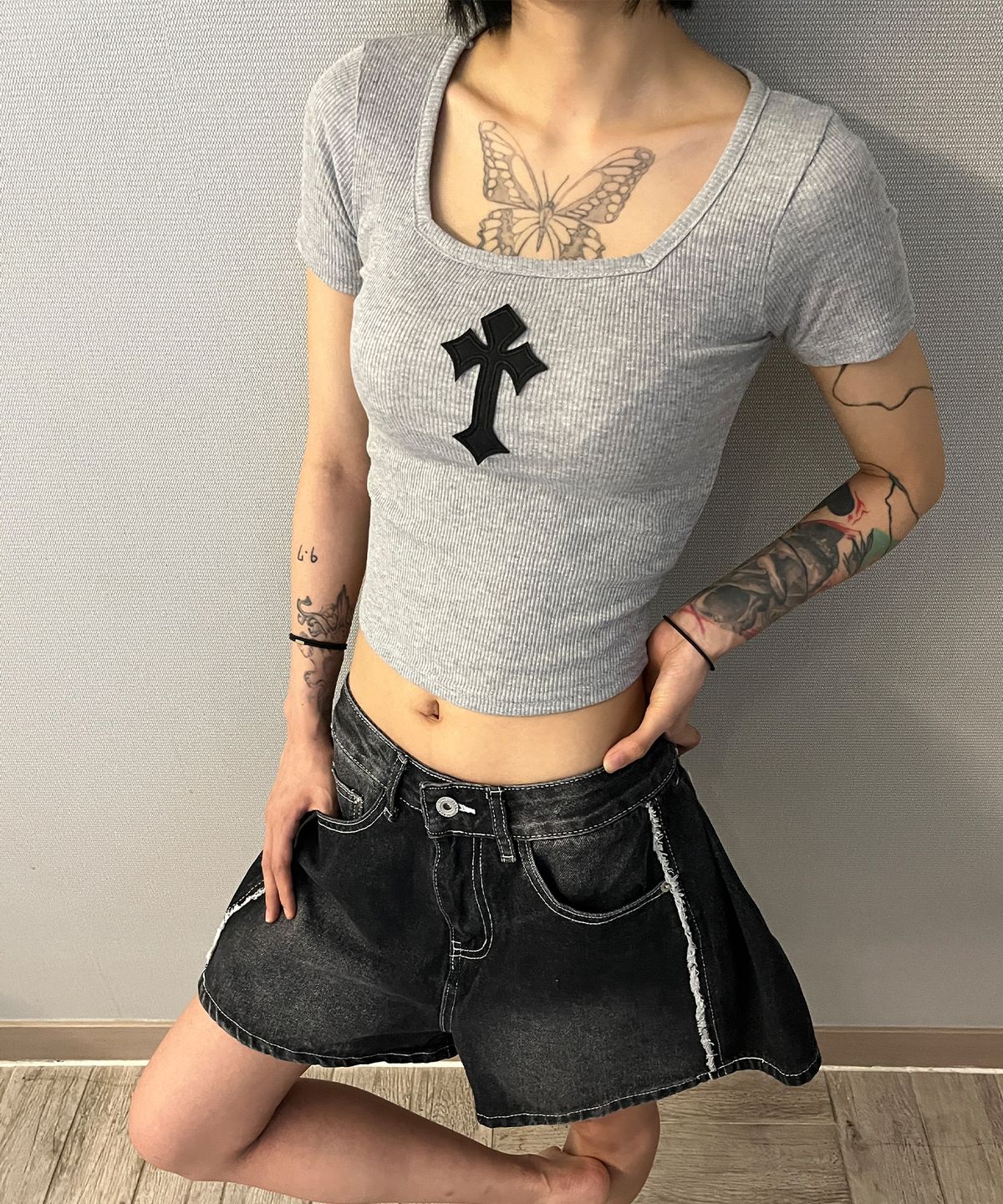 본슬리피(BORN SLIPPY) Cross Square Neck T-shirt (Gray)