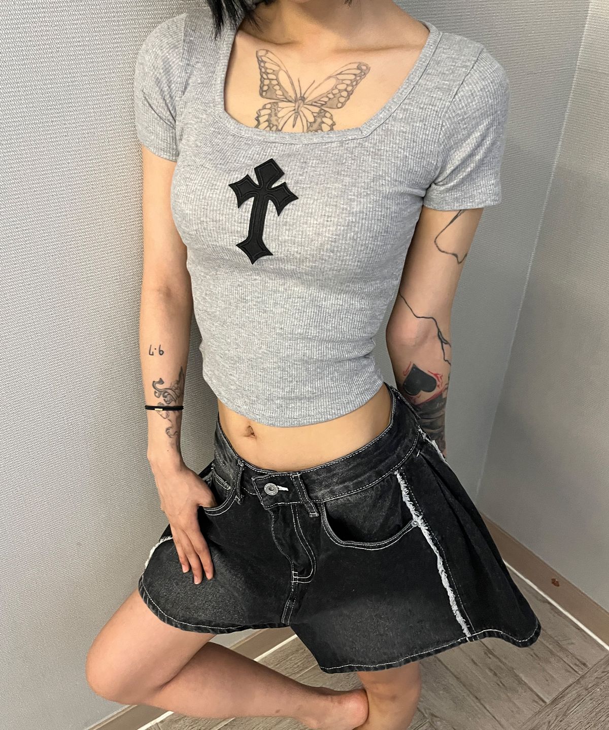 본슬리피(BORN SLIPPY) Cross Square Neck T-shirt (Gray)