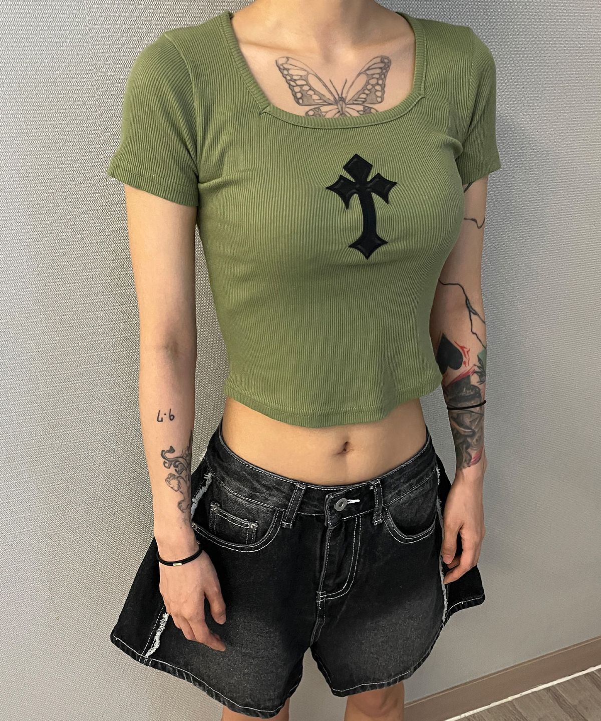 본슬리피(BORN SLIPPY) Cross Square Neck T-shirt (Green)