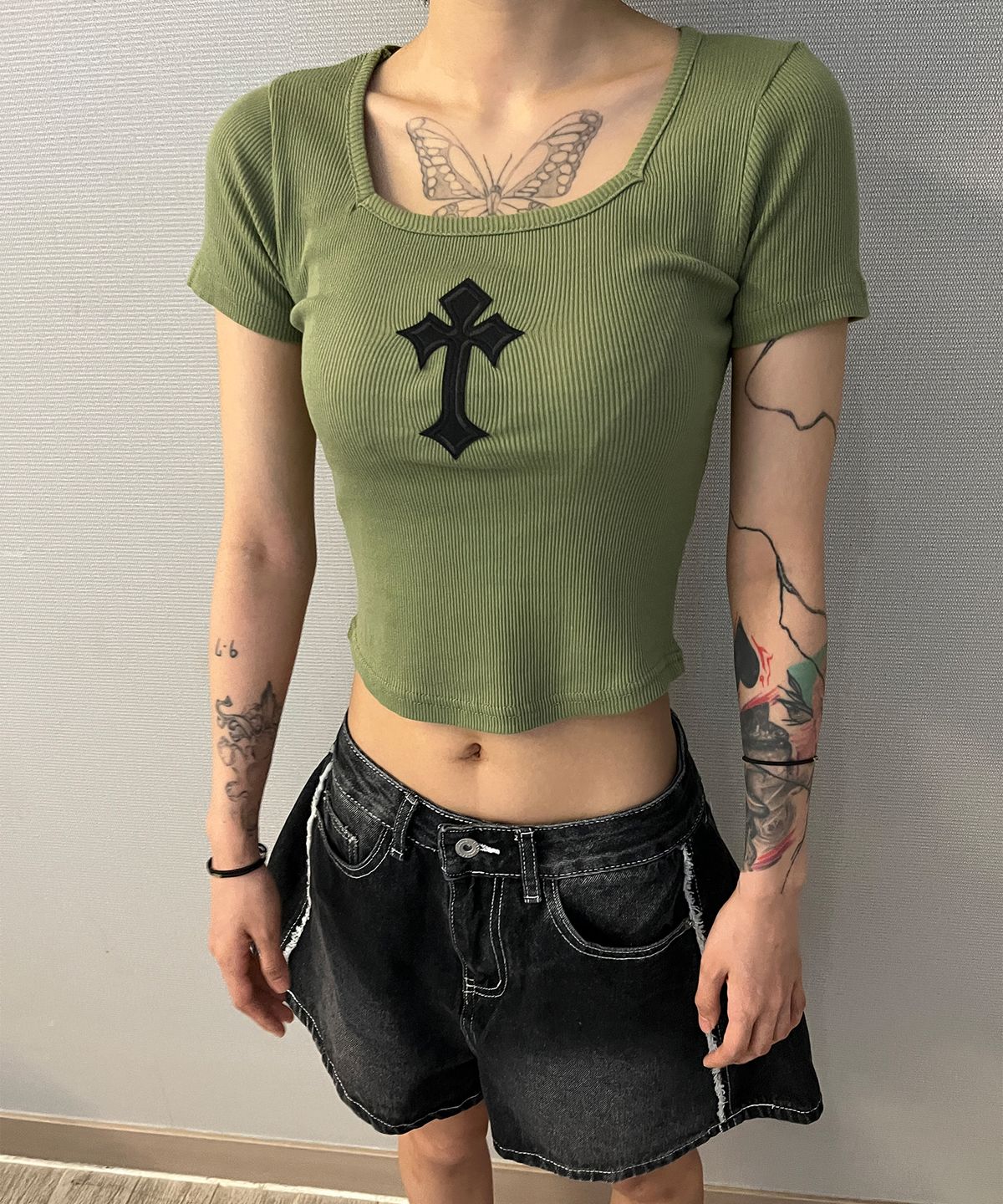 본슬리피(BORN SLIPPY) Cross Square Neck T-shirt (Green)